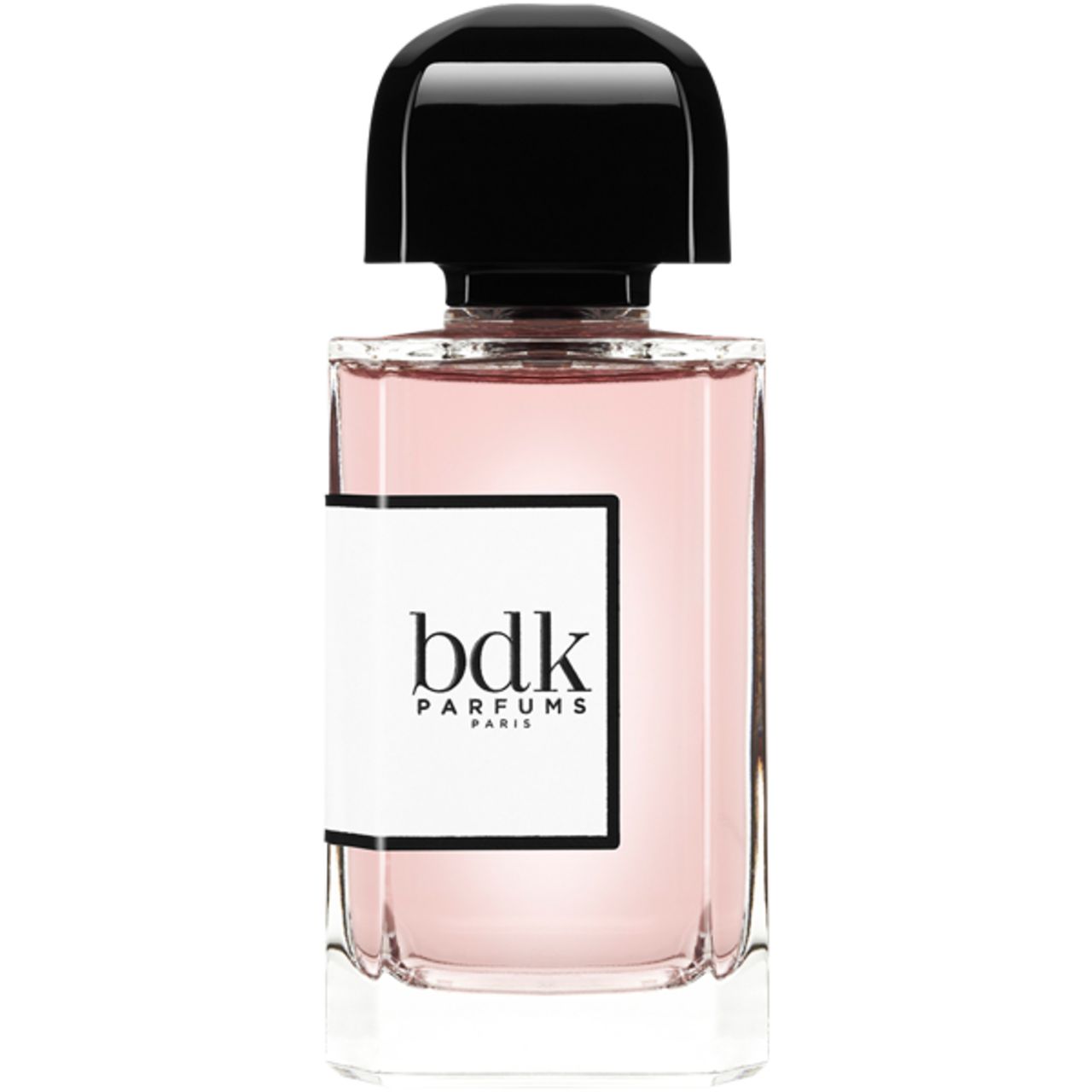 Parfümflakon mit schwarzem Verschluss und weißem Etikett mit "bdk PARFUMS PARIS". Rosa Flüssigkeit sichtbar.