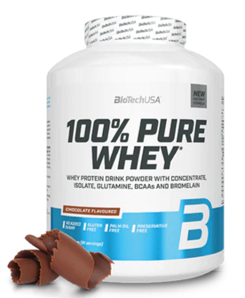 Weißes Whey-Protein-Pulver-Behälter mit Aufschrift '100% Pure Whey'. Schokoladenlocken liegen davor. 'Chocolate Flavoured' steht drauf.
