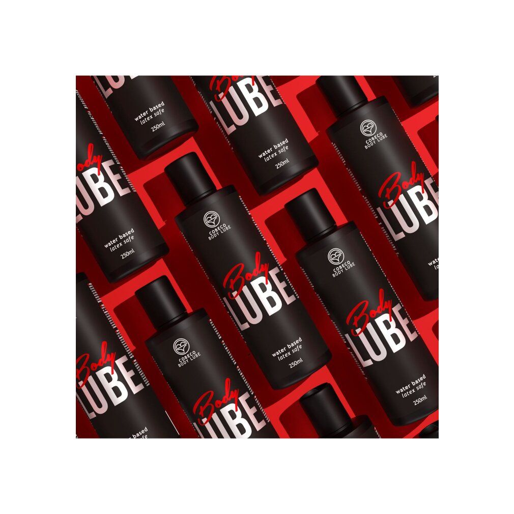 Mehrere Flaschen mit Klappverschluss. Aufschrift: Body LUBE. Wasserbasiert, latexfrei. 250ml. Roter Hintergrund.