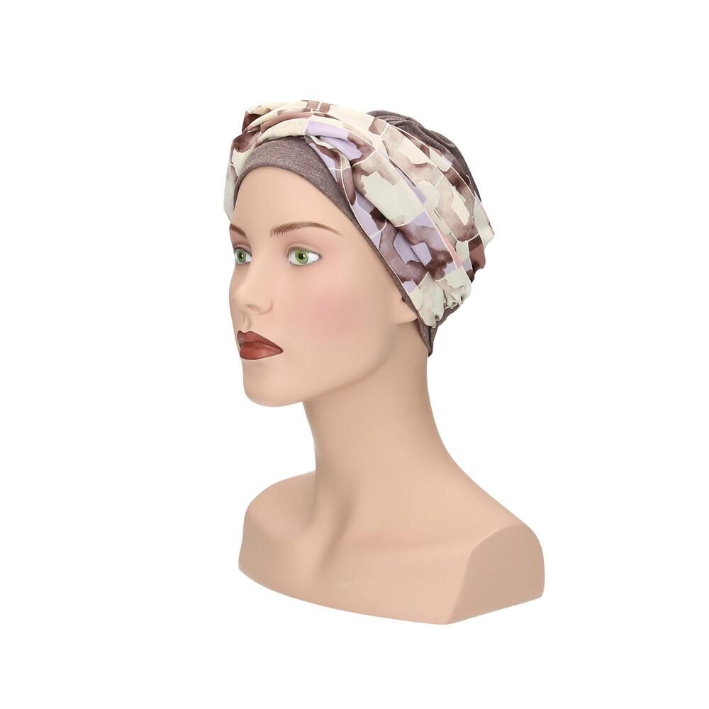 Turban Nora, floral Muster. Grauer Stoff, floraler Überwurf. Auf einer Büste präsentiert.