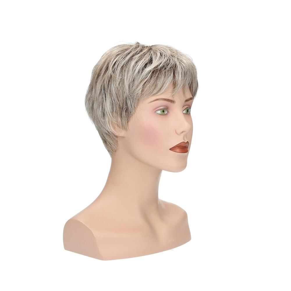 Perücke Lima auf einer Büste. Kurzer, gestufter Schnitt in Blond- und Grautönen. Dreiviertelansicht.