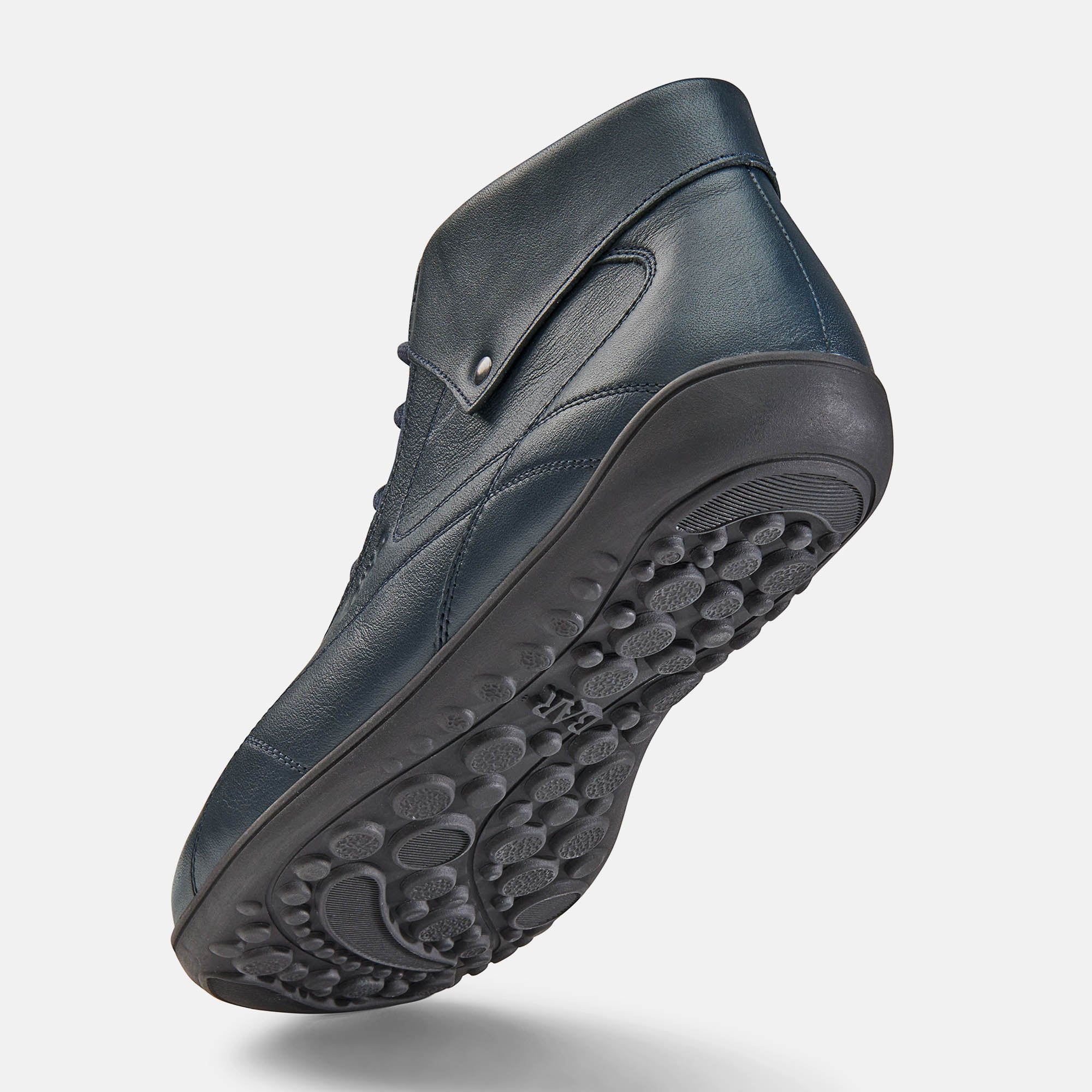 Blaue Stiefelette von unten. Sichtbar ist die Sohle mit dem BÄR-Logo.