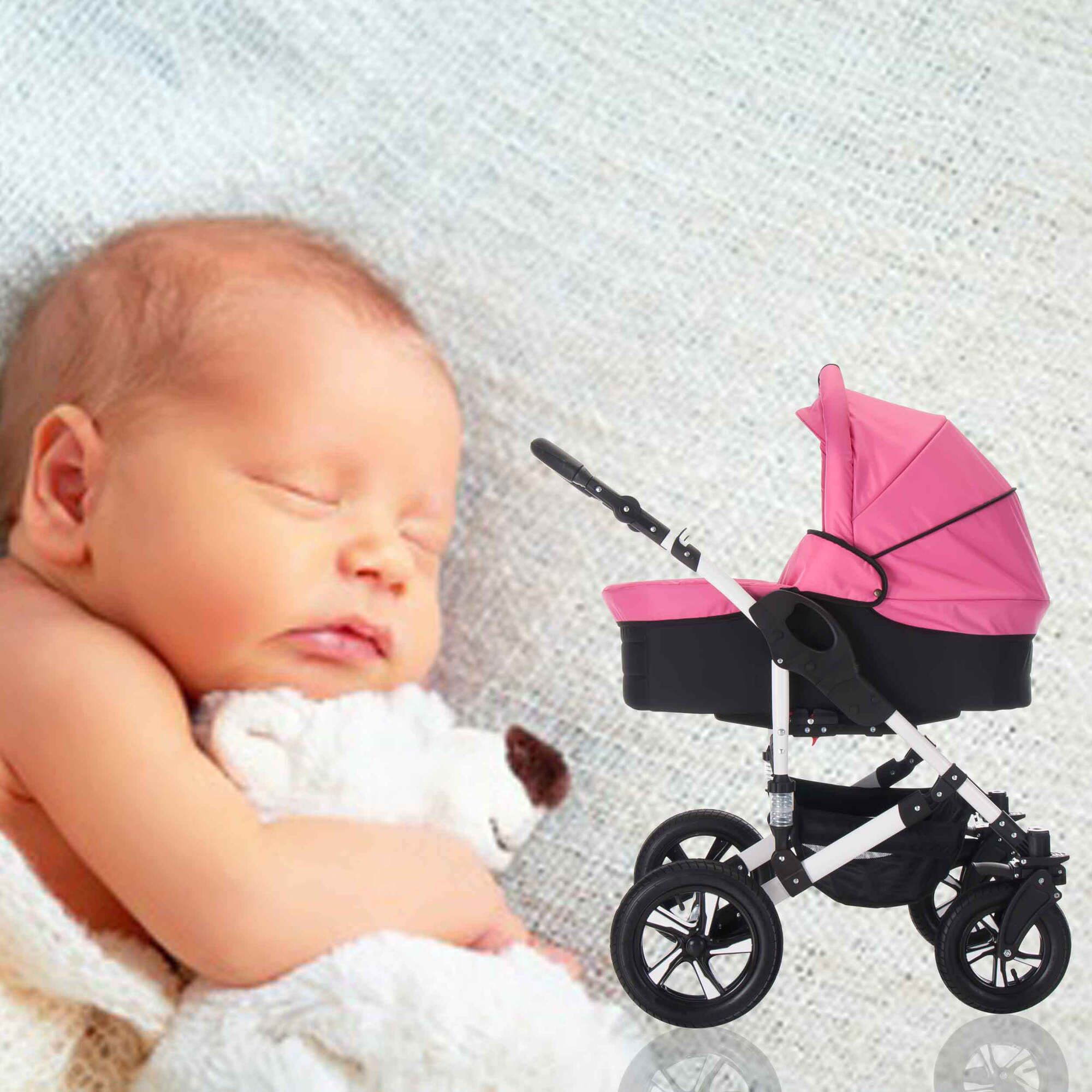 Baby schläft neben Kombikinderwagen, rosa/schwarz. Weißes Gestell, schwarze Räder. Teddybär.