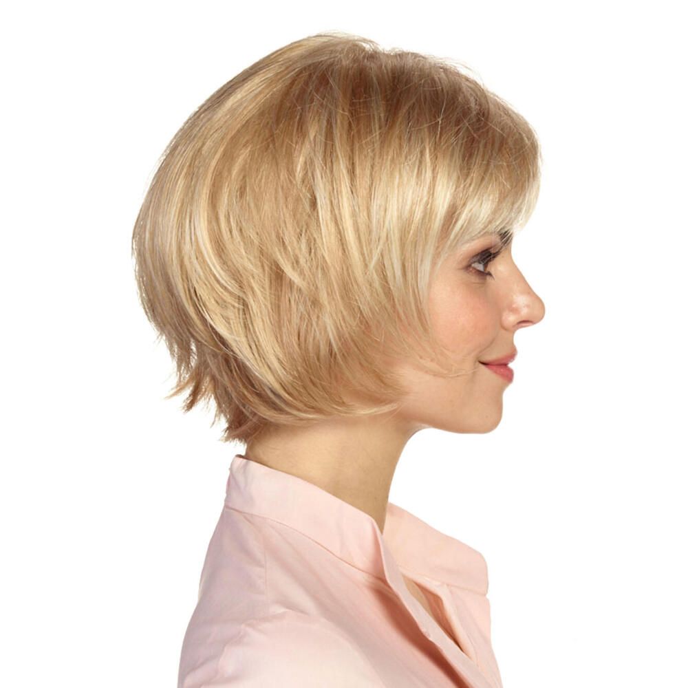 Blond gefärbte Perücke mit kurzem, gestuftem Schnitt und Pony. Seitenansicht des Kopfes einer Frau.