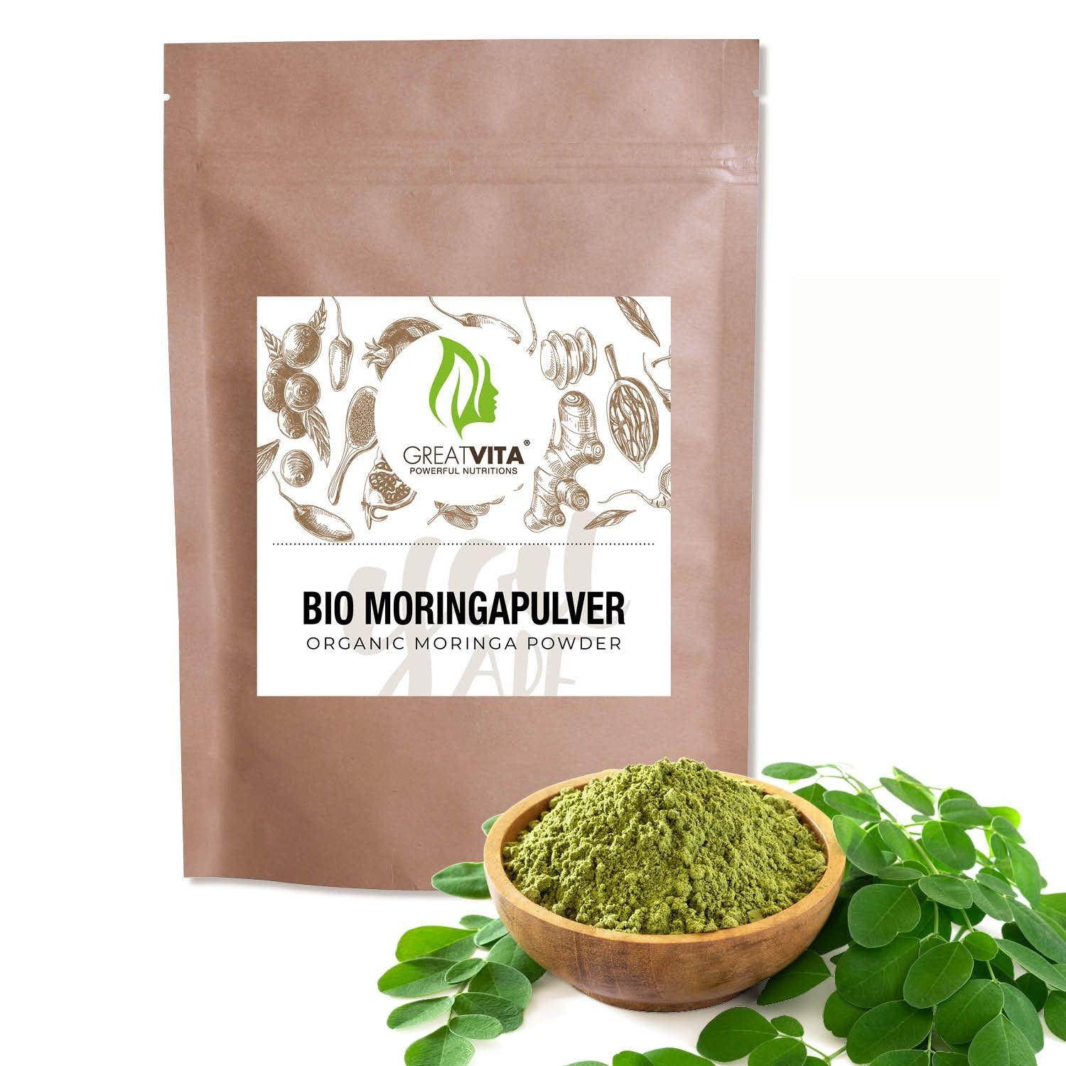 Braune Tüte mit Aufdruck "BIO MORINGAPULVER". Darunter eine Holzschale mit grünem Pulver und Moringa-Blätter.