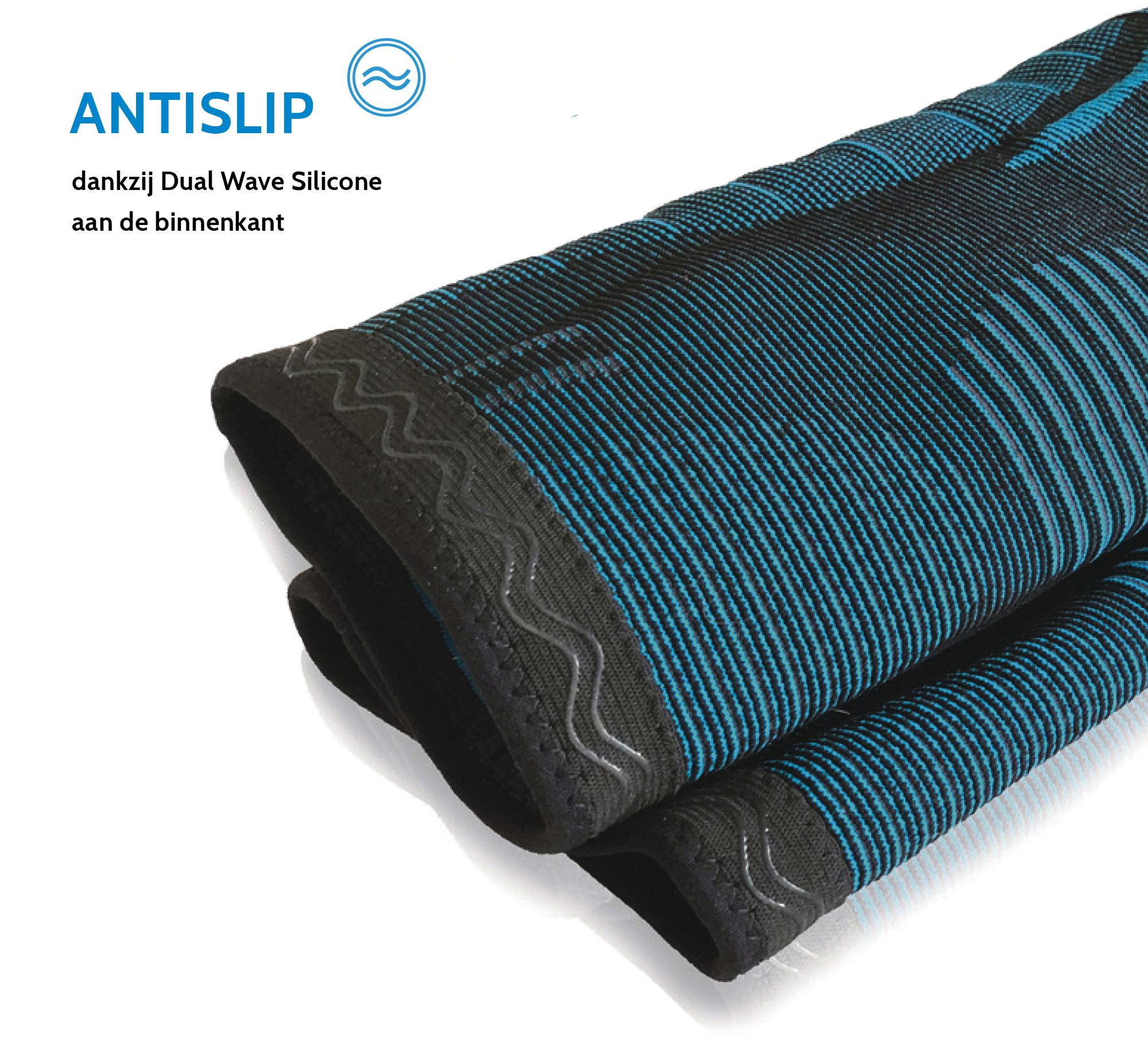 Close-up van een kniebeschermer met blauw-zwart patroon. Tekst: ANTISLIP dankzij Dual Wave Silicon.