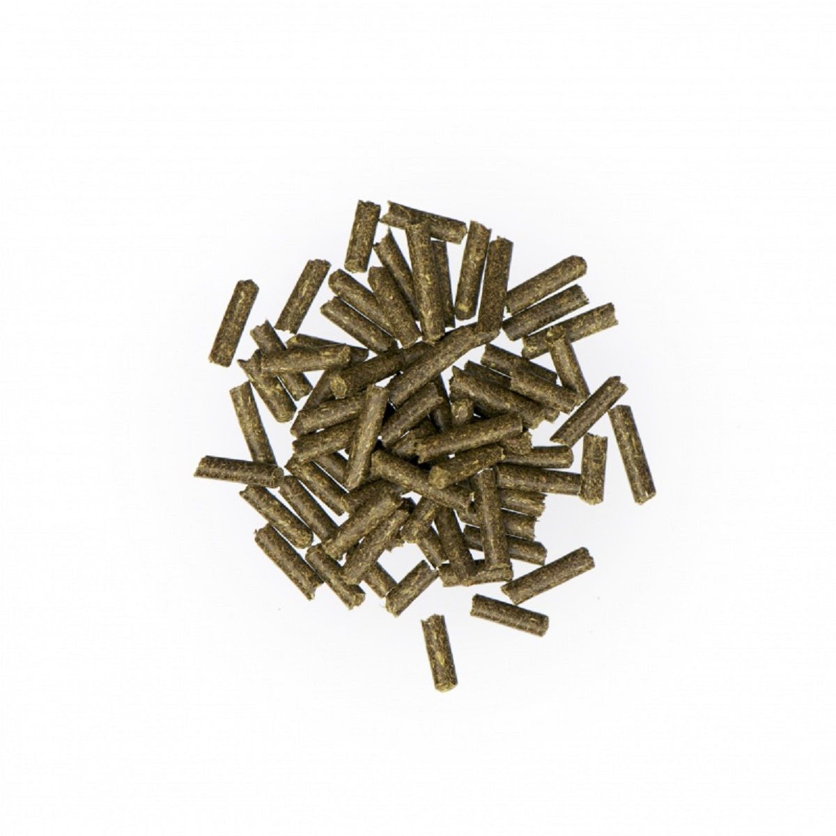 Haufen zylindrischer Pellets. Grün-braune Farbe. Auf weißem Hintergrund.