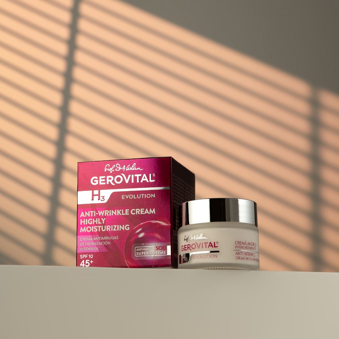 Cremetiegel und Schachtel mit Aufschrift: Gerovital H3 Evolution, Anti-Falten-Creme, LSF 10. Hintergrund mit Schatten.