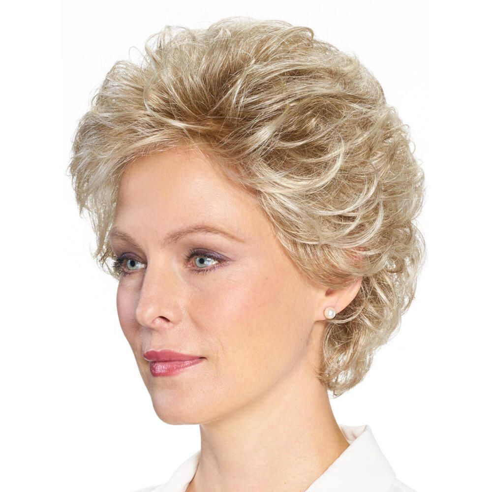Blond gelockte Perücke. Seitenansicht einer Frau mit Perücke. Kurze, lockige Frisur. Helle Haarfarbe.