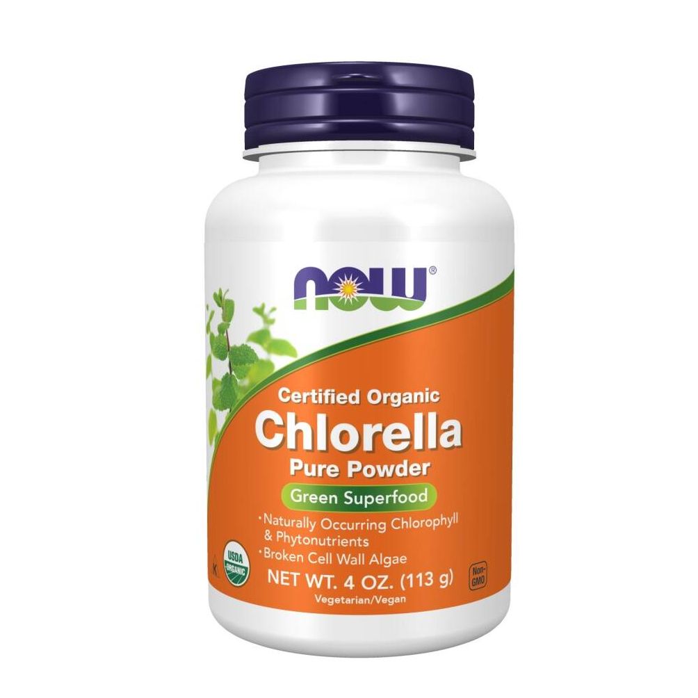 Weiße Flasche mit blauem Deckel. Aufschrift: Chlorella Pure Powder, Green Superfood. Netto 4 oz (113 g).