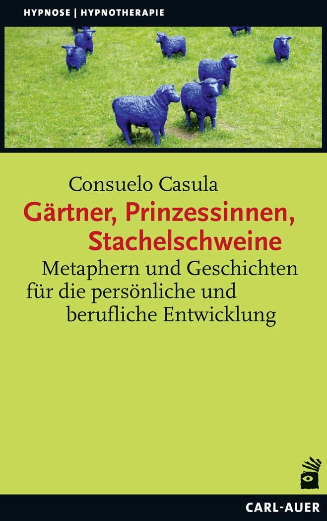 Buchcover mit blau bemalten Schafen auf grüner Wiese. Titel: Gärtner, Prinzessinnen, Stachelschweine. Autor: Consuelo Casula. Verlag: Carl-Auer.