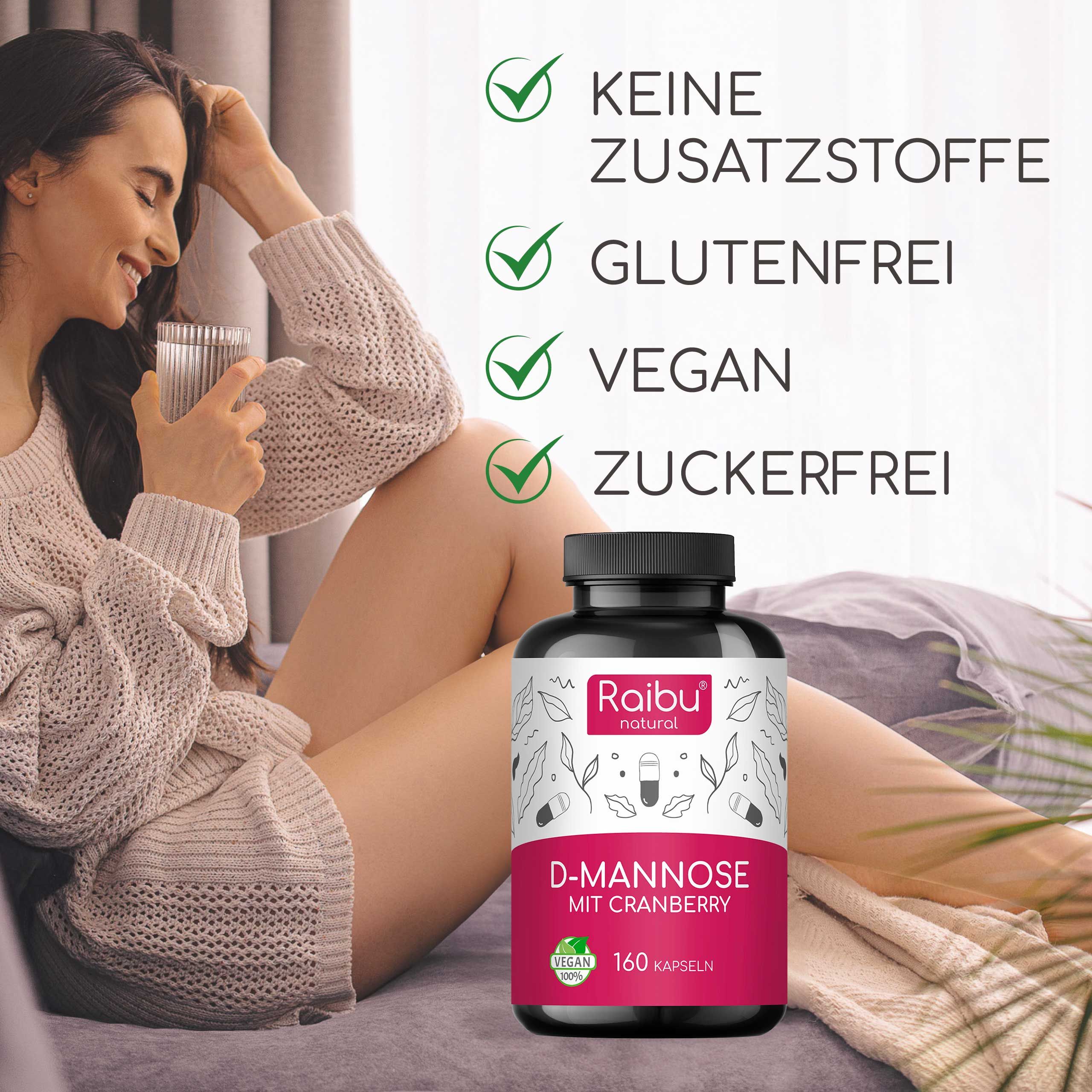 Frau sitzt mit einer Flasche mit Raibu-Logo, D-Mannosio, Cranberry, 160 Kapseln. Vegan-Siegel. Text: OHNE ZUSATZSTOFFE, GLUTENFREI, VEGAN, ZUCKERFREI.