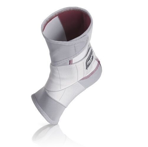 Knöchelbandage, grau-weiß, perspektivisch. Bandage umschließt Knöchel. Logo und Klettverschluss sichtbar. Innenfutter rot.