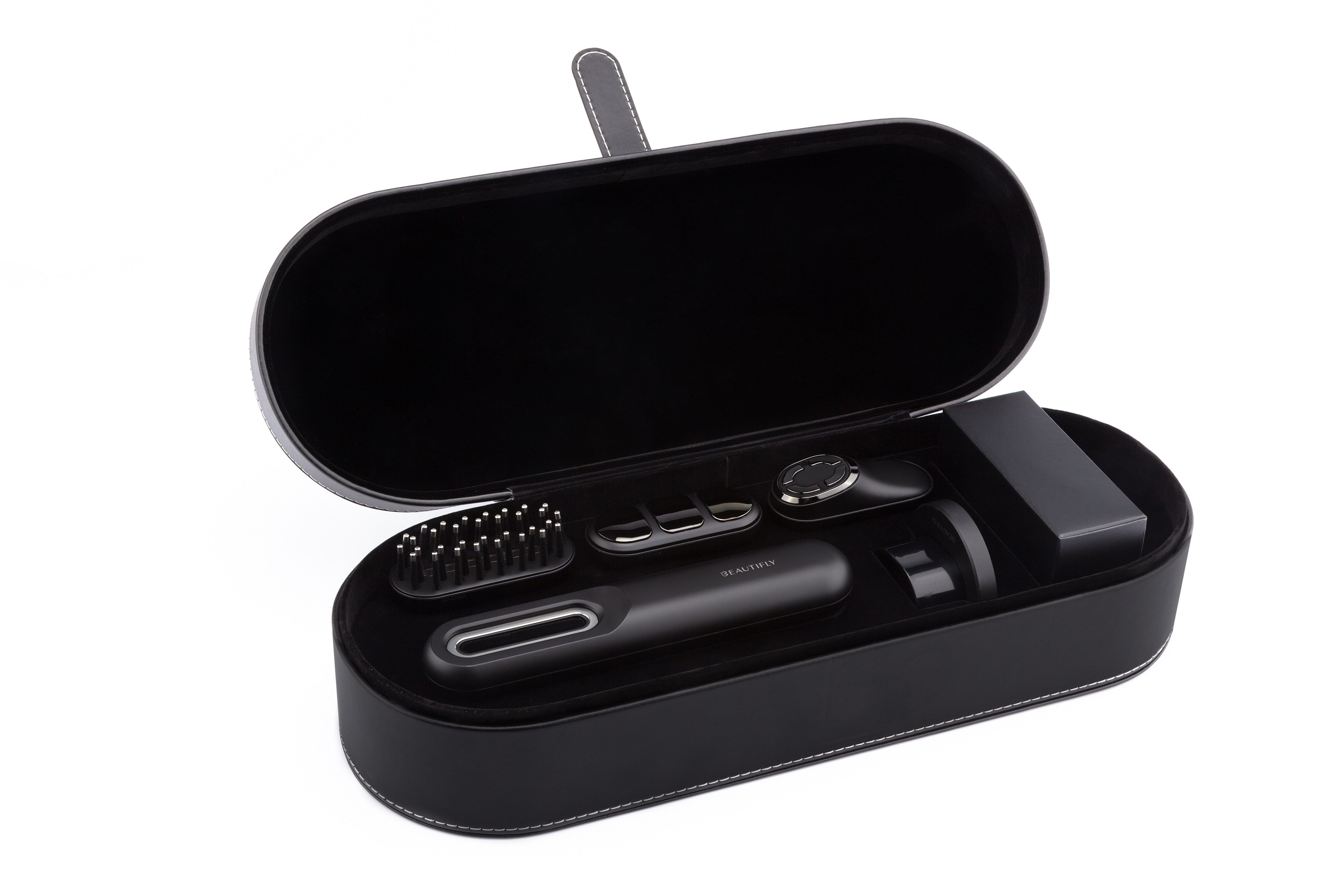 Schwarze Kosmetiktasche mit Beauty-Pflege-Kit. Enthält Gerät, Aufsätze, Ladegerät. Geöffnet, auf weißem Hintergrund.