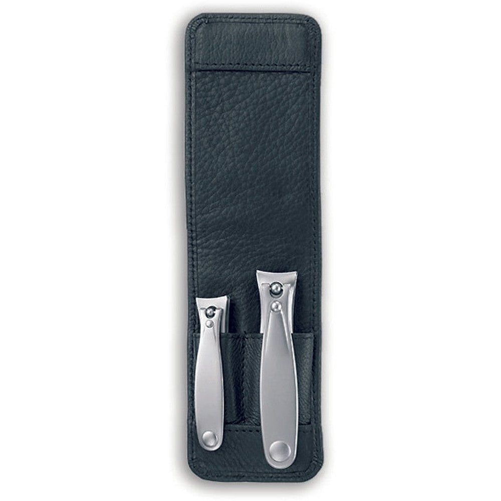 Etui aus schwarzem Leder mit zwei Nagelknipsern aus Metall. Ein kleiner und ein großer Knipser sind sichtbar.