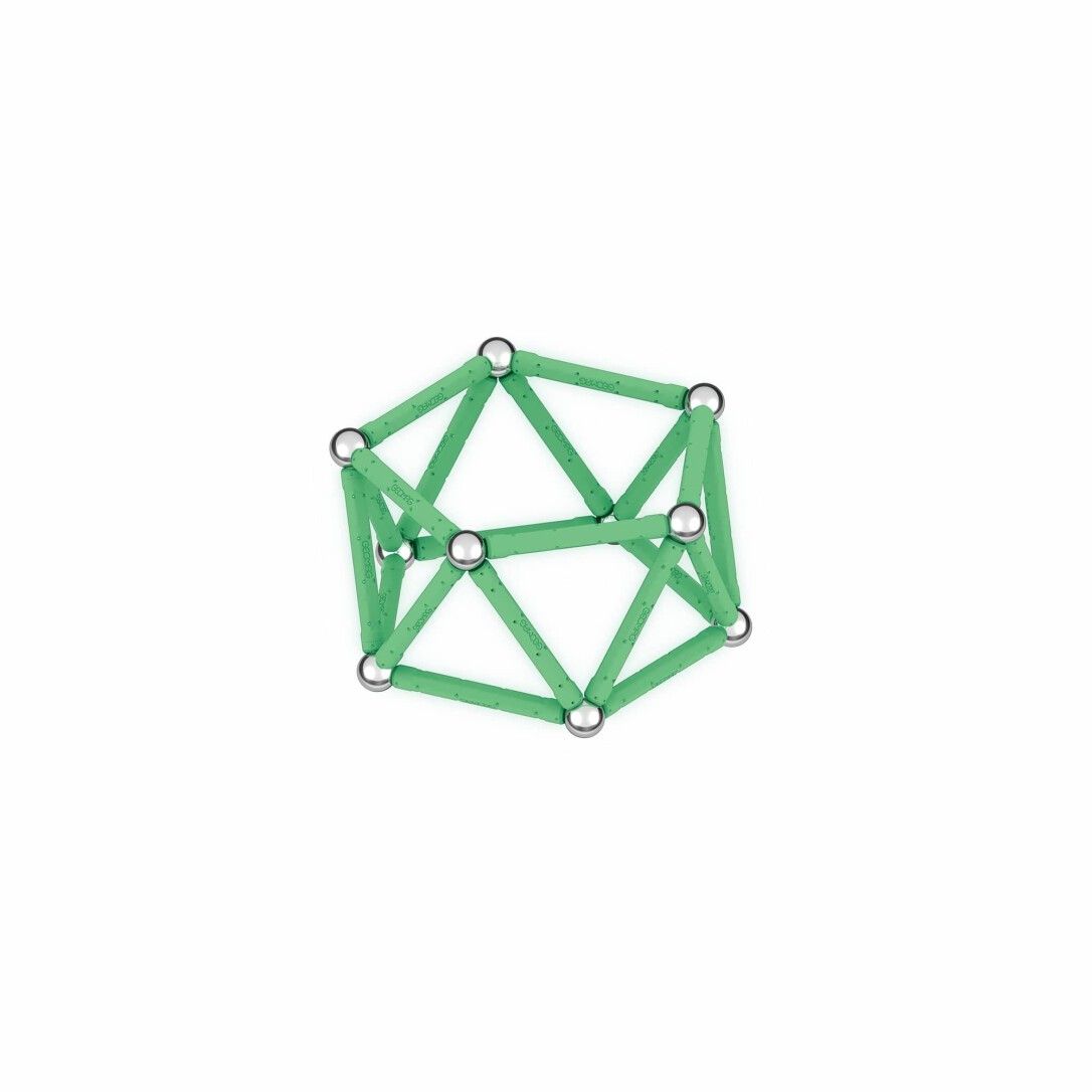 Konstruktion aus grünen Stäben und silbernen Kugeln. Geometrische Form, freistehend auf weißem Hintergrund.