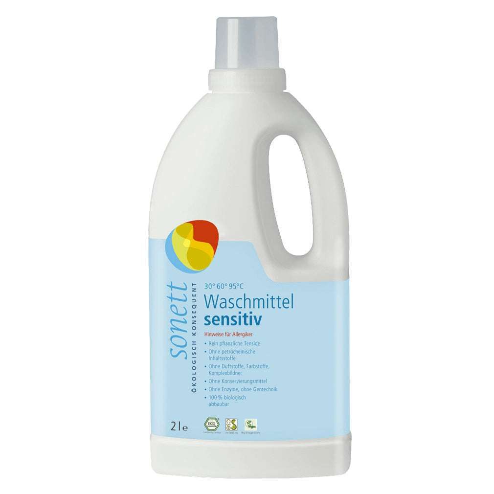 Weiße Flasche mit Griff, blauem Etikett und farbigem Logo. Text: Waschmittel sensitiv, 2l, Bio. Ökologisch konsequent.