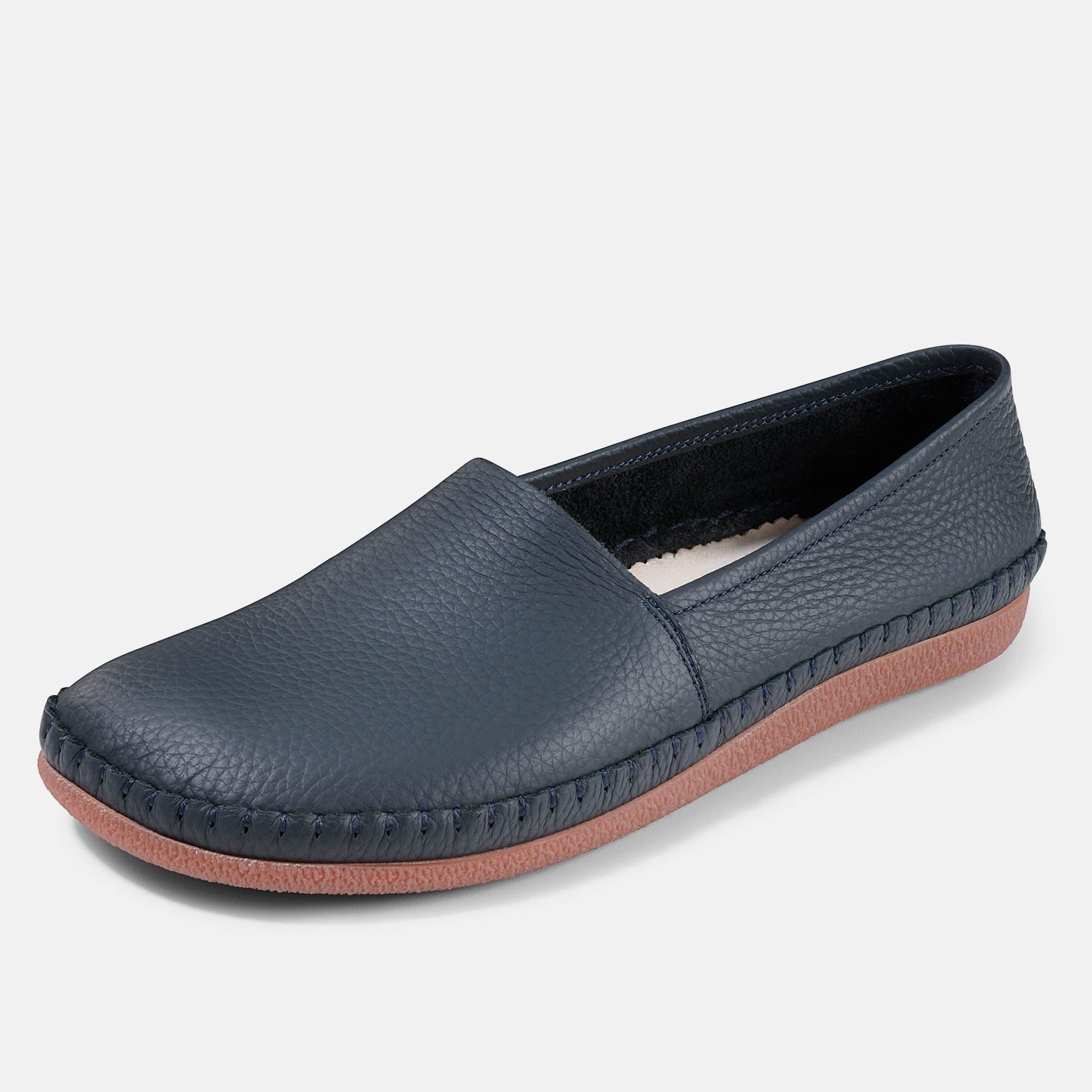 Blauer Slipper mit brauner Sohle. Sichtbare Nähte. Flache Form.