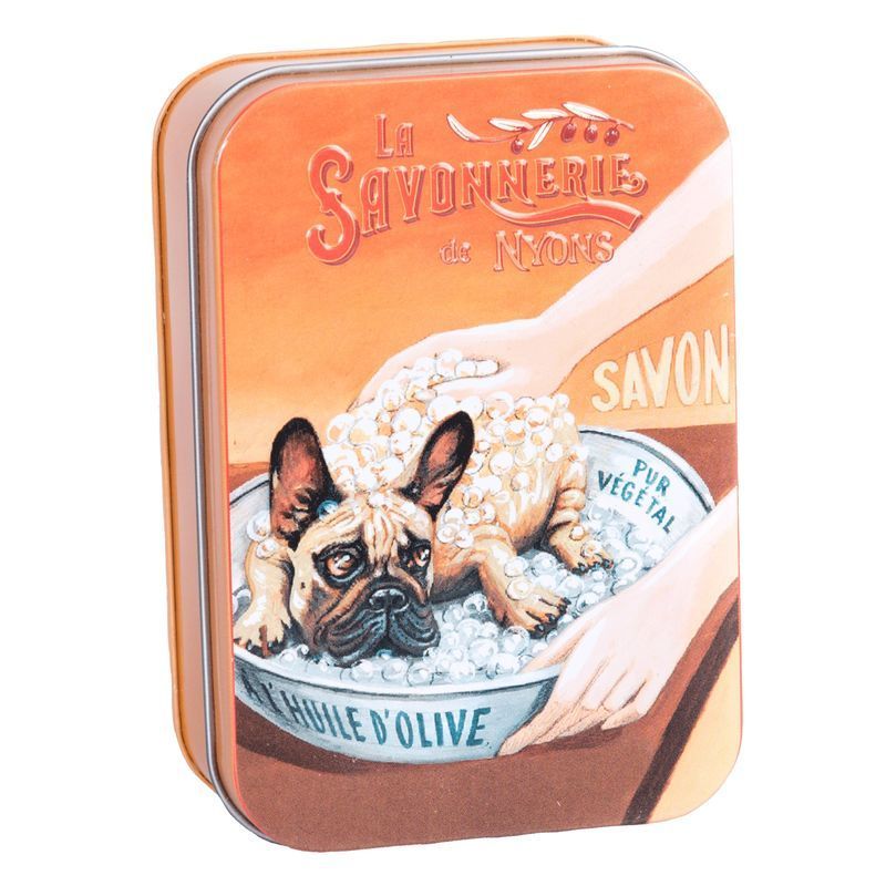Geschlossene Metallbox mit Bulldoggen-Illustration und Schriftzug "La Savonnerie de Nyons".