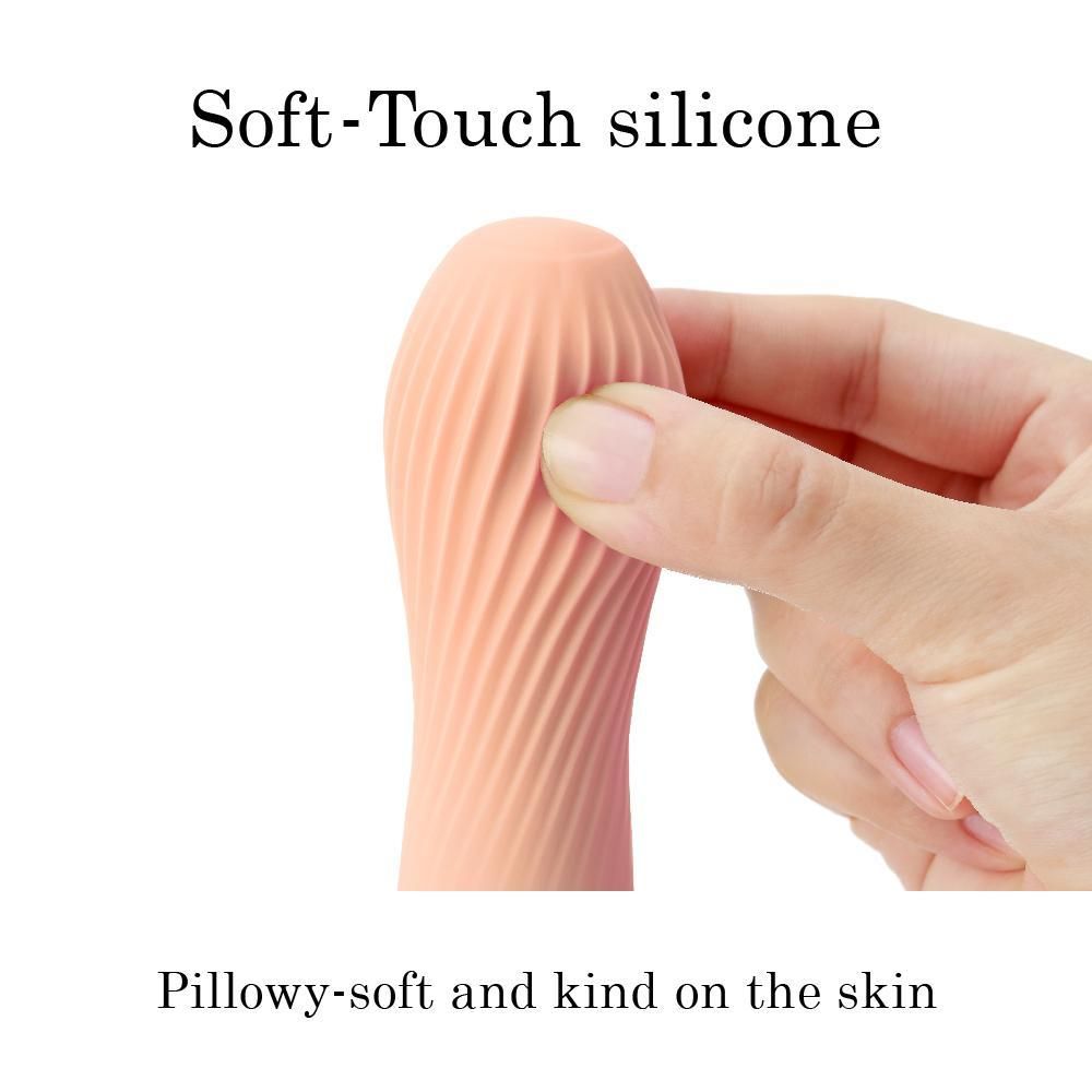 Nahaufnahme eines pfirsichfarbenen Vibrators. Text: "Soft-Touch silicone". Geriffelte Oberfläche.