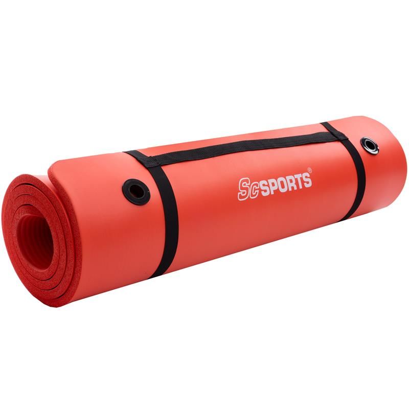 Gerollte rote Gymnastikmatte mit schwarzen Gurten und dem Logo ScSPORTS. Zwei Ösen an den Enden.