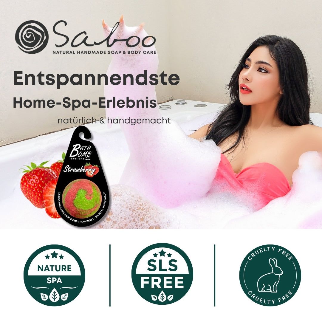 Frau in Badewanne mit Schaum. Erdbeer-Badewannenbombe. Logos. Text auf Deutsch. Wellness-Kontext.