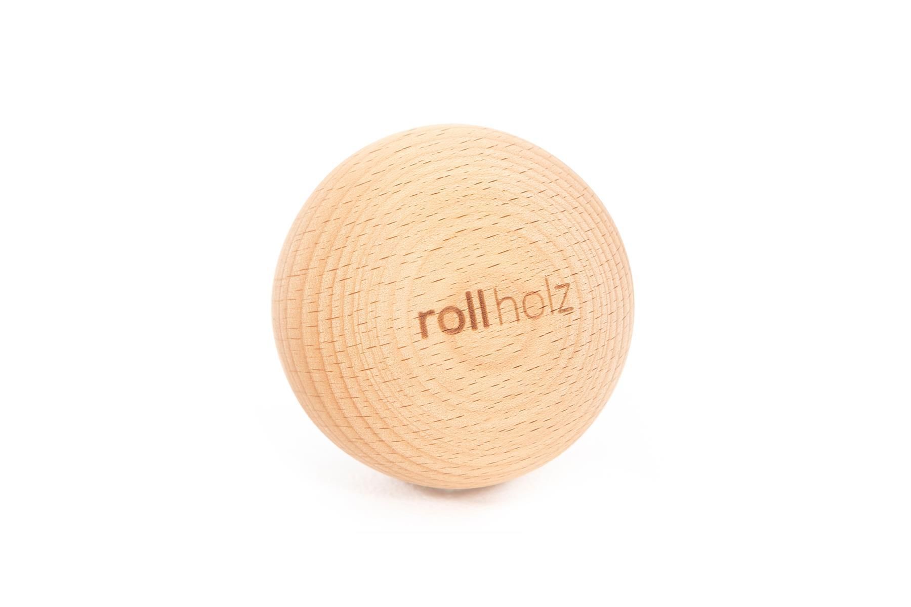Faszienball aus Buchenholz, 7 cm Durchmesser, mit rollholz-Logo. Holzmaserung sichtbar.