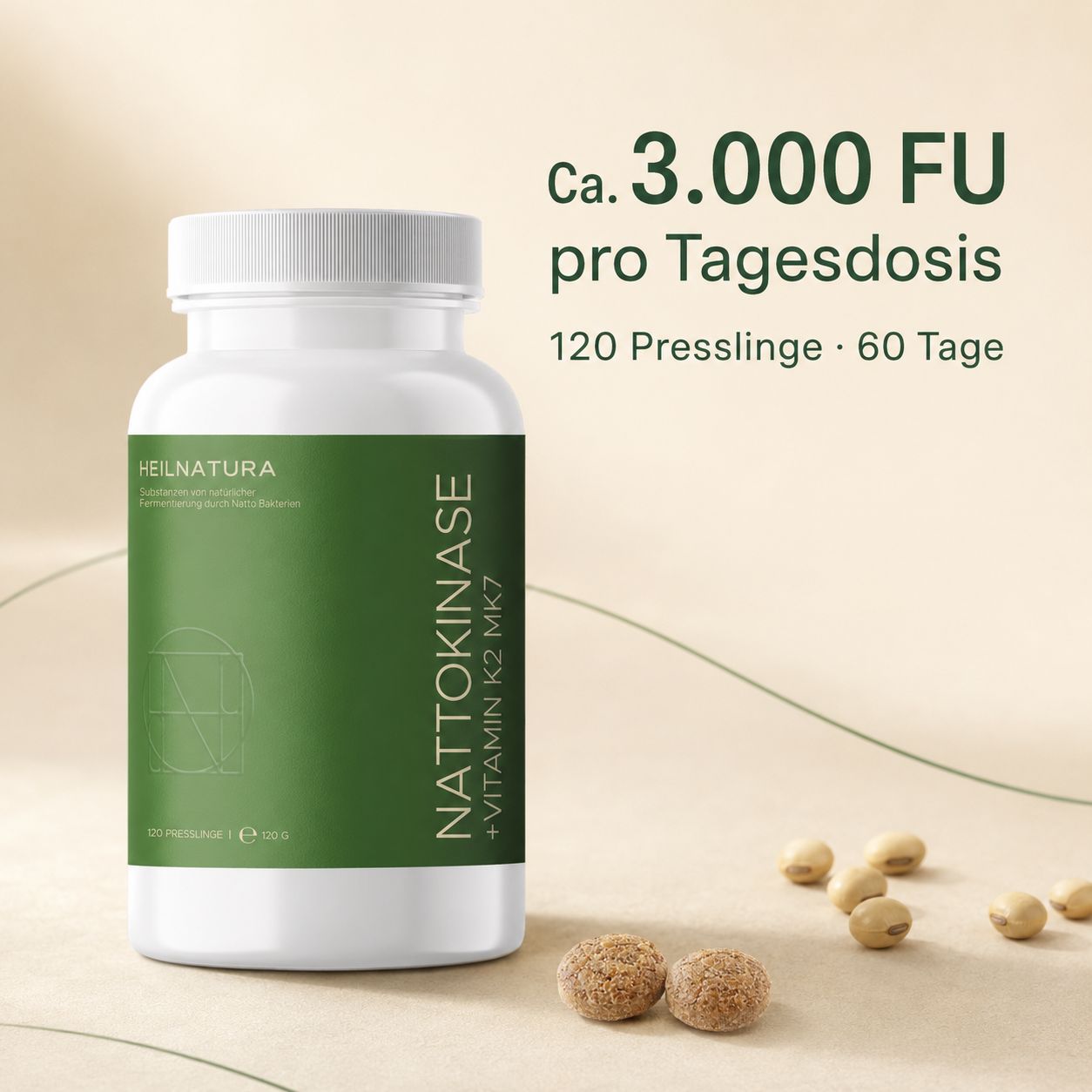 Dose Nattokinase + Vitamin K2 MK7 (120 Presslinge) neben zwei Presslingen und Sojabohnen.