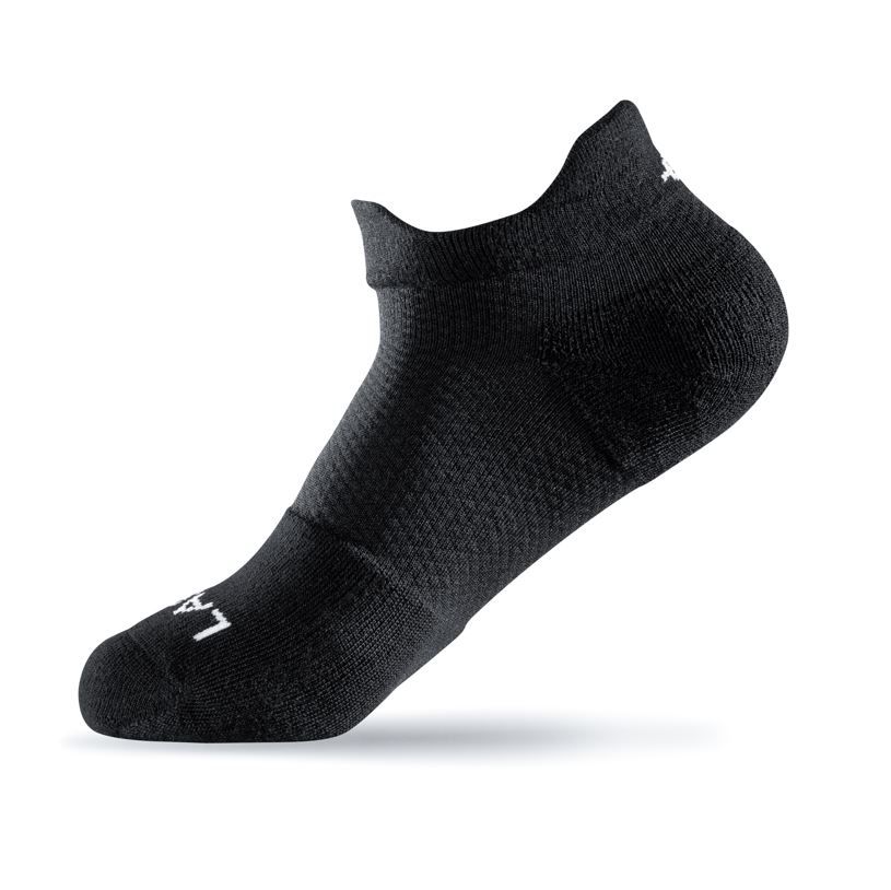 Schwarze Socke mit weißem Lasso-Logo. Strukturierter Stoff, niedriger Schnitt.