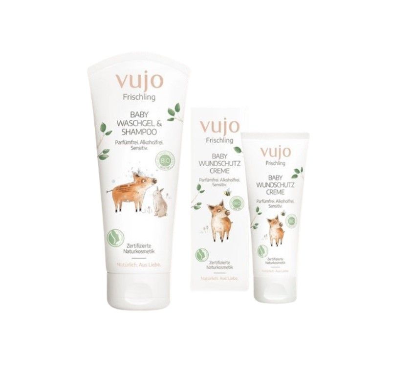 Drei Baby-Pflegeprodukte: Waschgel & Shampoo, Wundschutzcreme. Verpackungen mit Illustrationen von Tieren. Zertifizierte Naturkosmetik.