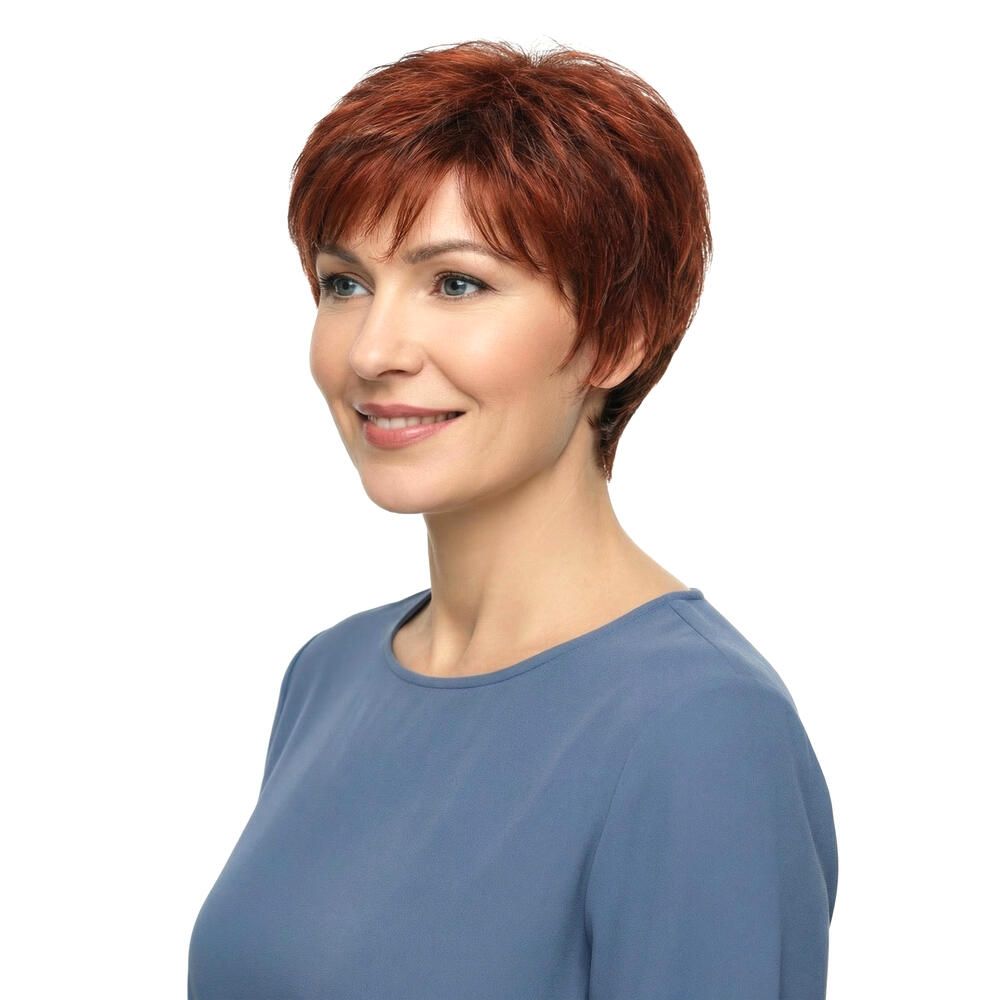 Kurzhaarperücke in Rotbraun. Seitliche Ansicht einer Frau mit Perücke. Das Haar ist kurz geschnitten und leicht gewellt.