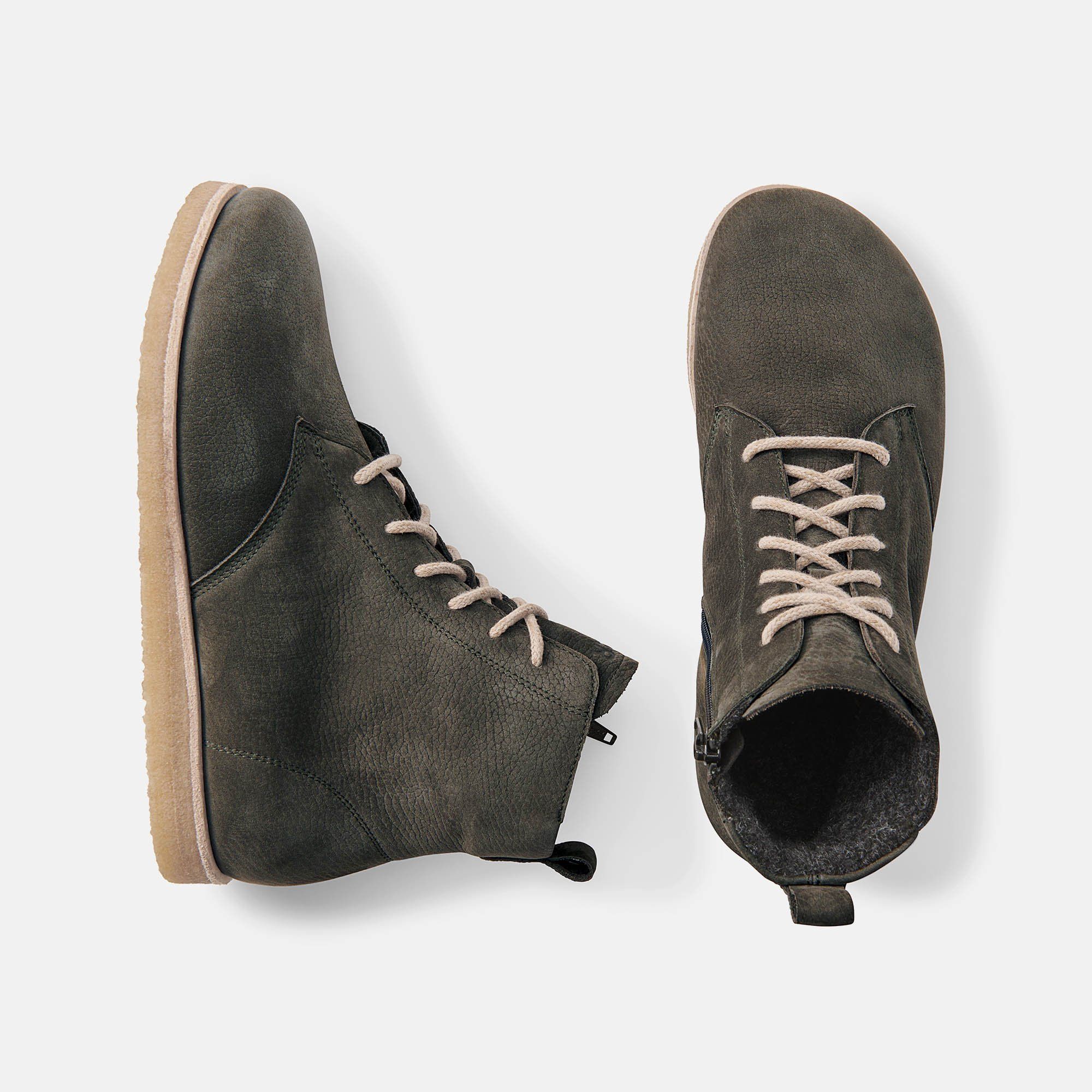 Zwei grüne Stiefeletten. Schnürsenkel, Reißverschluss. Beige Sohle. Draufsicht.