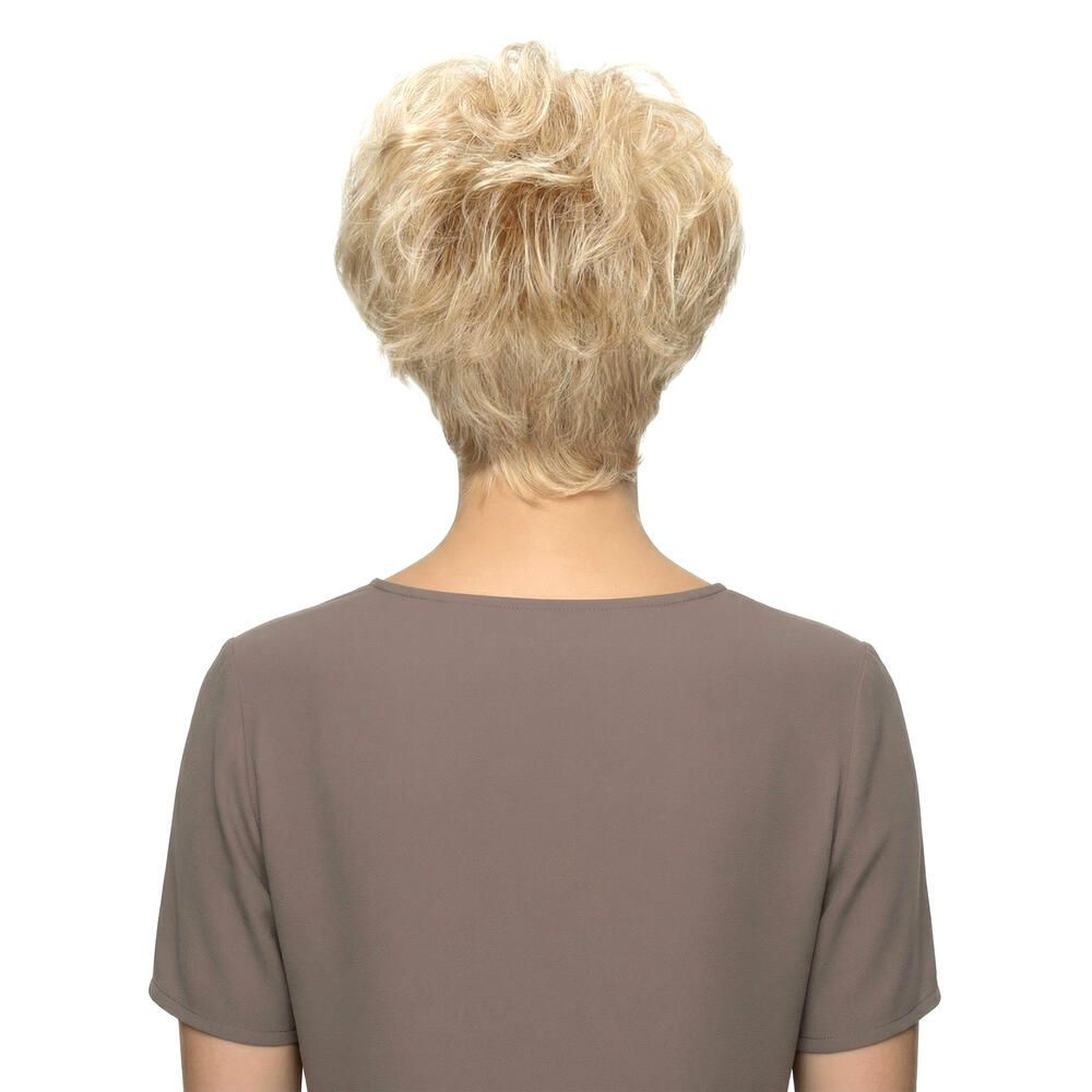 Blond gelockte Perücke. Rückansicht einer Frau mit braunem Oberteil.