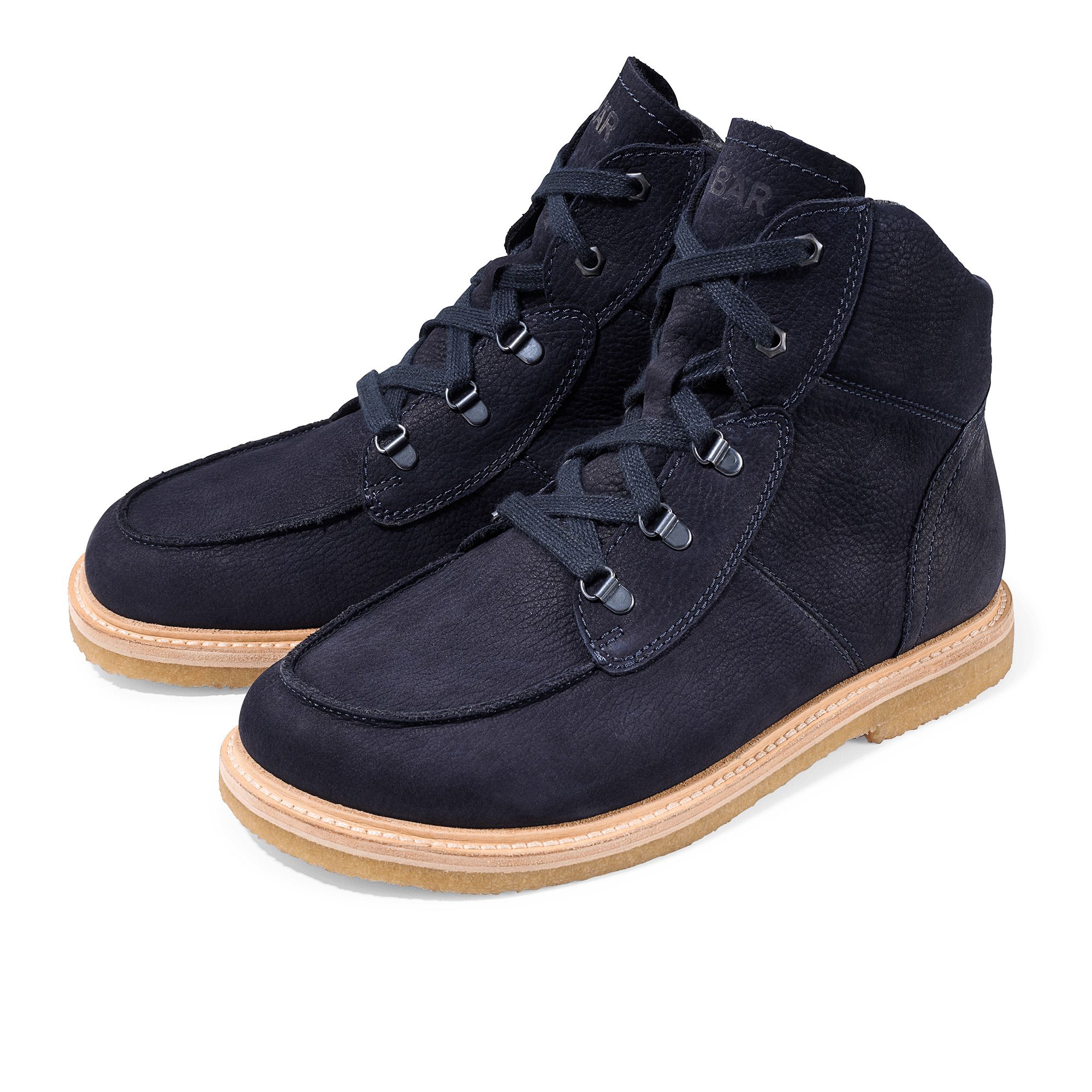 Zwei blaue Stiefeletten mit Schnürsenkeln und hellbrauner Sohle. Das Wort BÄR ist auf der Zunge sichtbar.