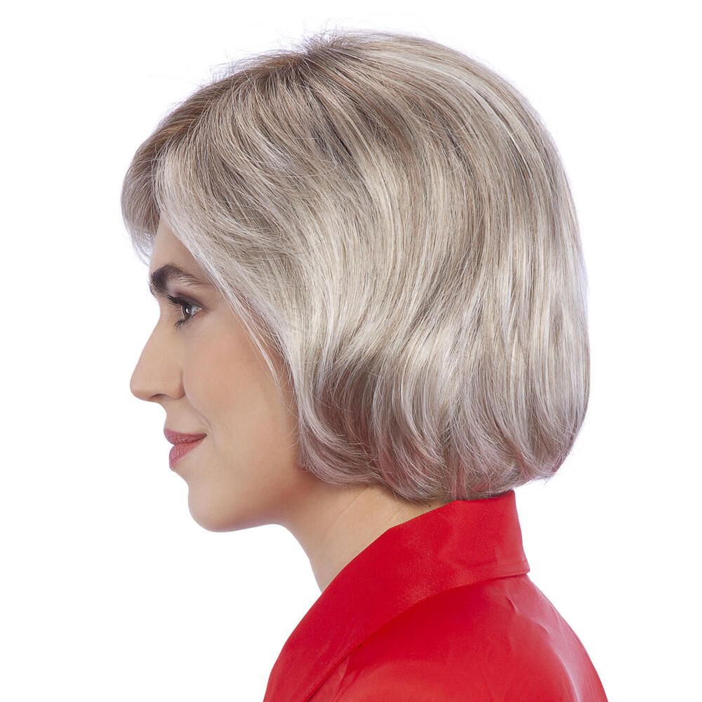 Perücke STOCKHOLM. Blond-graue Bob-Frisur. Seitenansicht einer Person mit rotem Oberteil.