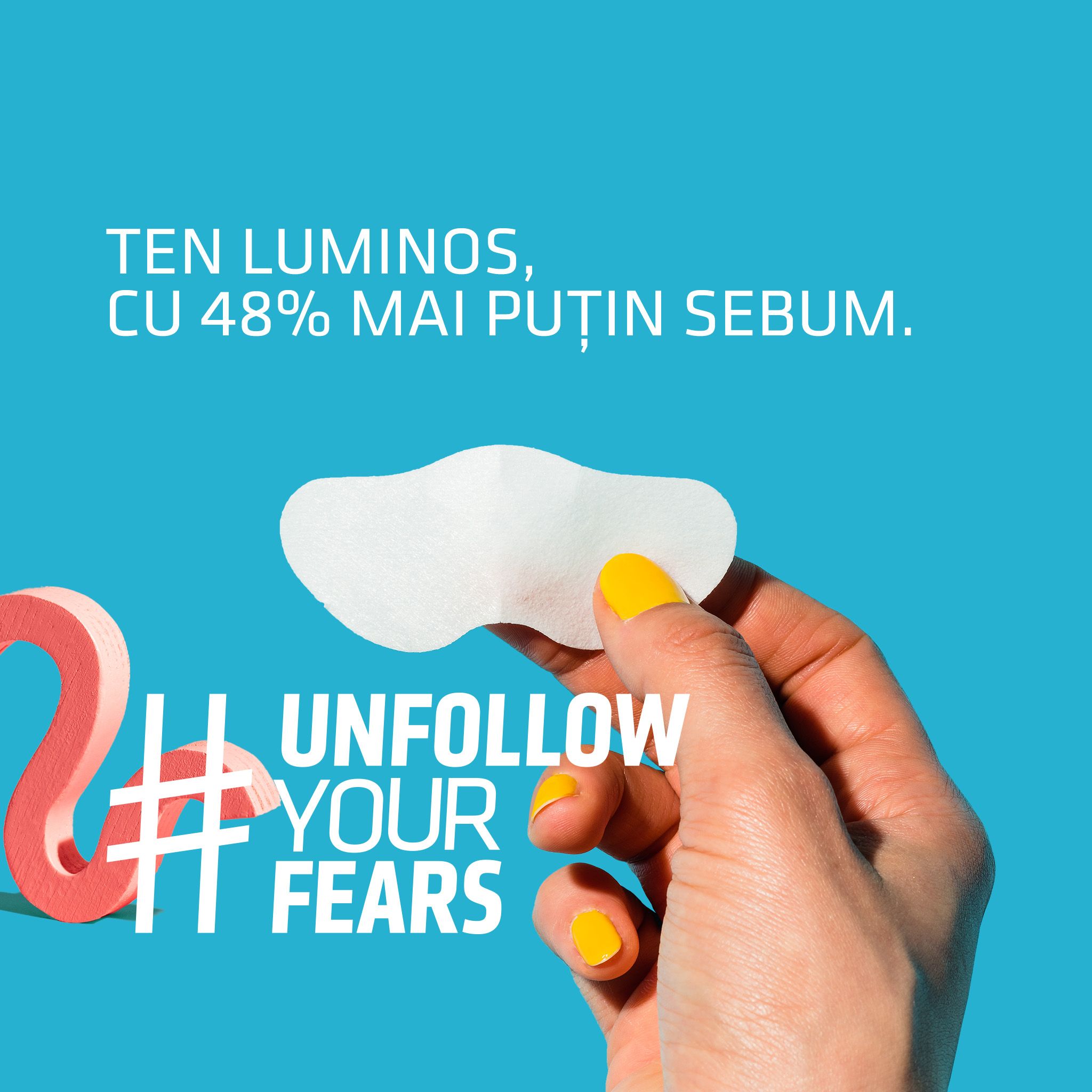 Hand mit gelbem Nagellack hält ein Pflaster. Text: Unfollow Your Fears.