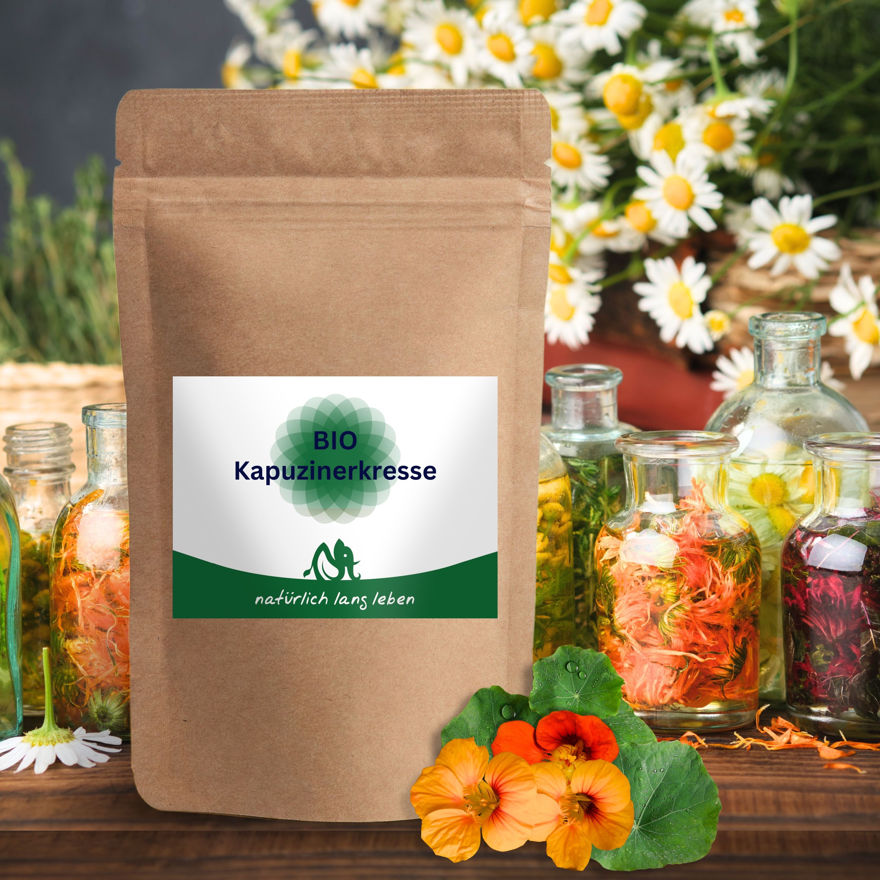 Braune Tüte mit Etikett. Etikett mit "BIO Kapuzinerkresse" und Logo. Unterhalb "natürlich lang leben". Im Hintergrund Blumen und Flaschen.