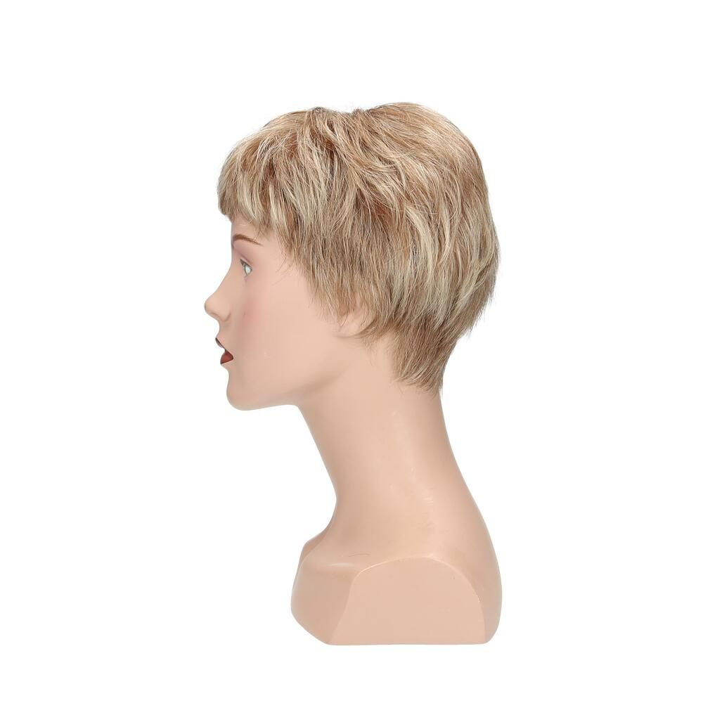 Perücke Lima, blondiertes Kunsthaar, auf einer Büste. Seitenansicht. Kurzer, gewellter Haarschnitt.