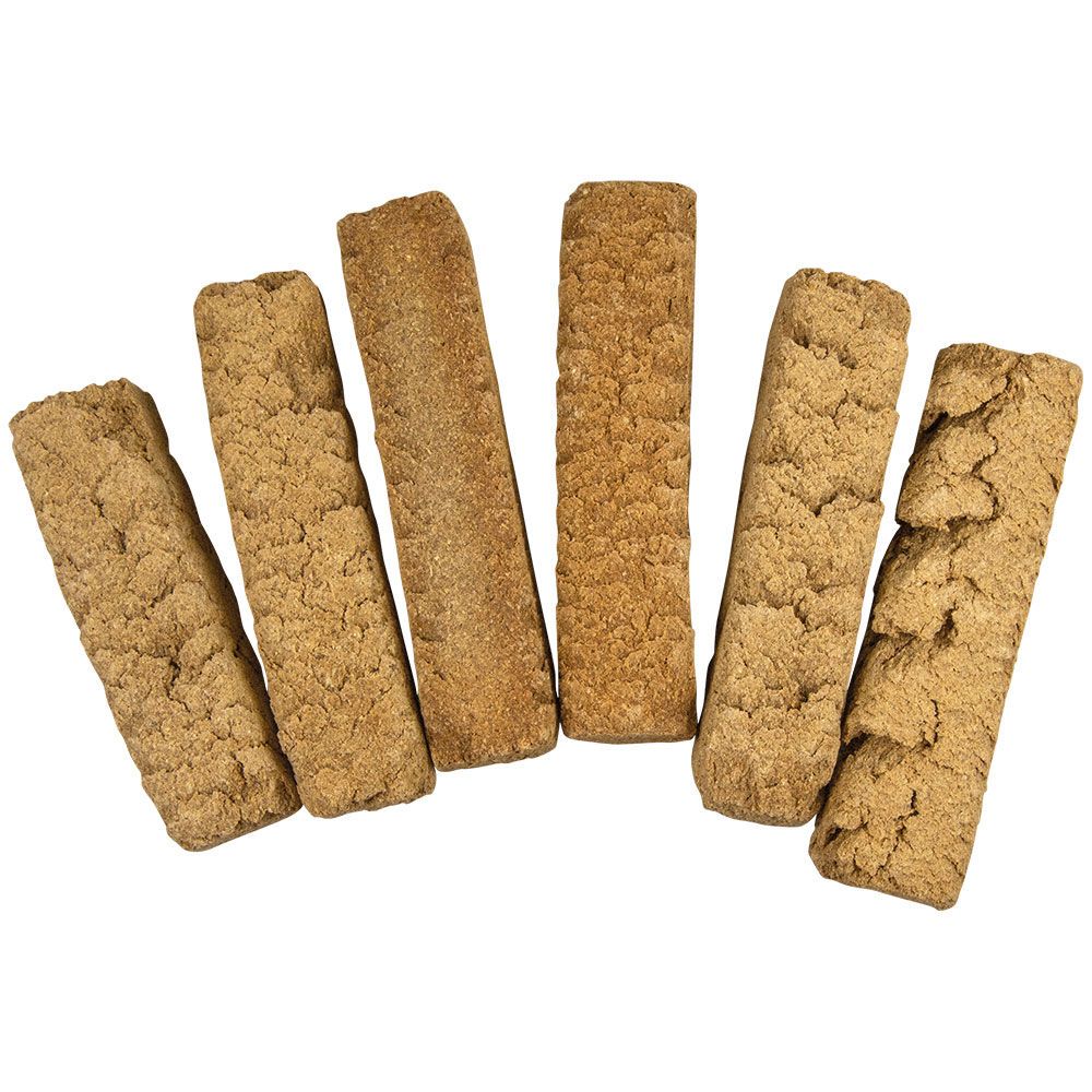 Sechs längliche Hundekuchen, beige, mit rauer Oberfläche, nebeneinander angeordnet.