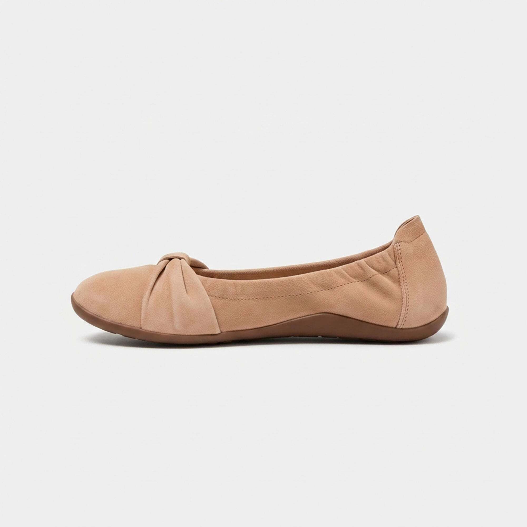 Seitenansicht einer beigen BÄR Elly Damen Ballerina aus Wildlederoptik mit Schleife.
