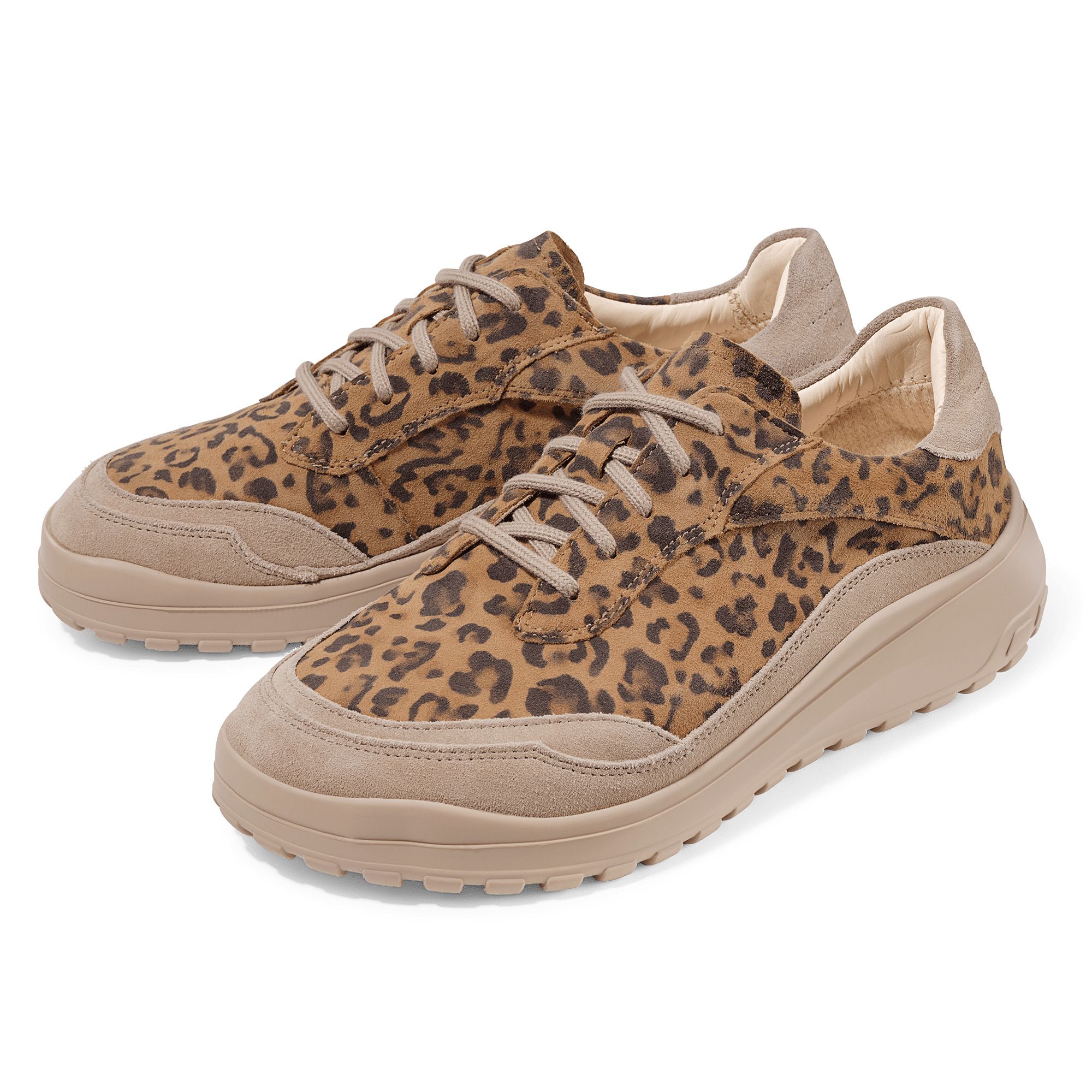 Zwei beigefarbene Schnürschuhe mit Leopardenmuster. Breite Sohle, Schnürsenkel. Beige Wildleder-Details.