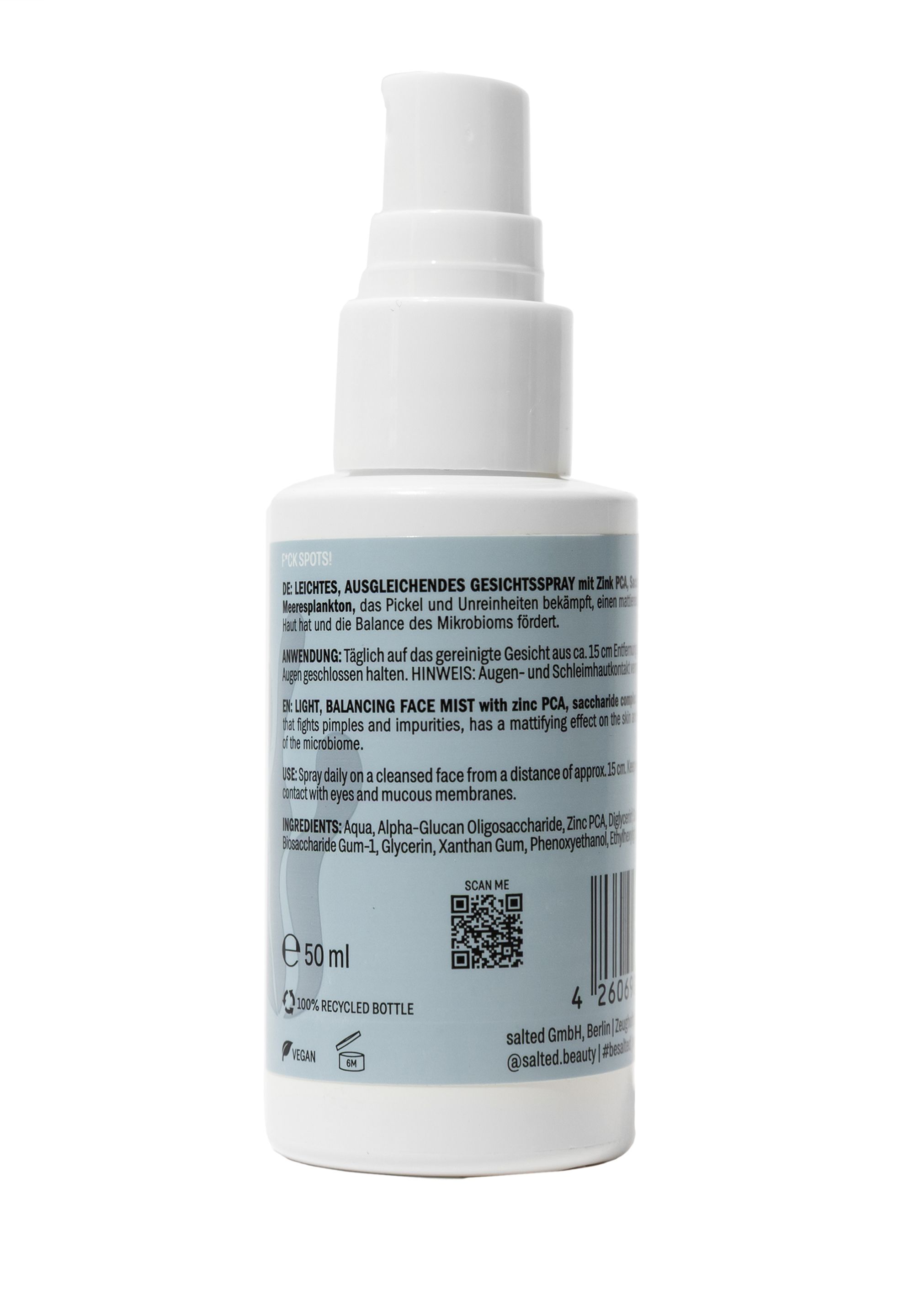 Rückseite einer weißen Sprühflasche. Text: Ausgleichendes Gesichtsspray, Inhaltsstoffe, 50 ml, QR-Code, recycelte Flasche, vegan.