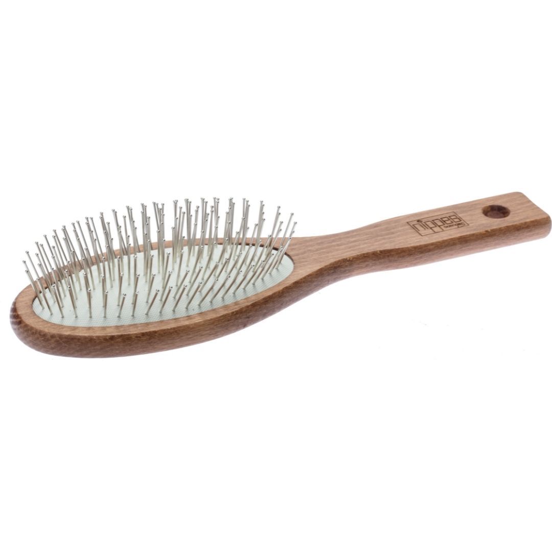 Spazzola ovale, manico in legno, perni metallici. Logo Nippes. Foro.