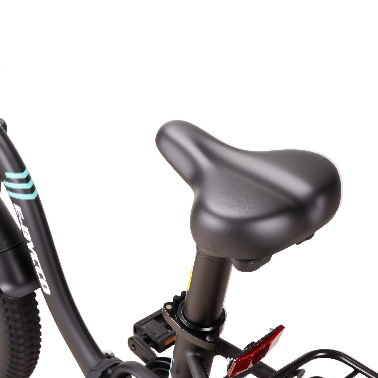 Schwarzer Sattel auf einer schwarzen Sattelstütze. Teil eines E-Bikes. Rücklicht und Gepäckträger.