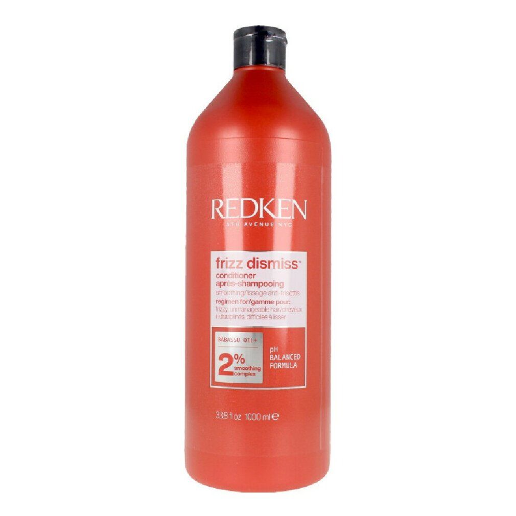 Rote Flasche Redken Frizz Dismiss Conditioner. Schwarzer Deckel. Etikett mit Produktinformationen und Logo.