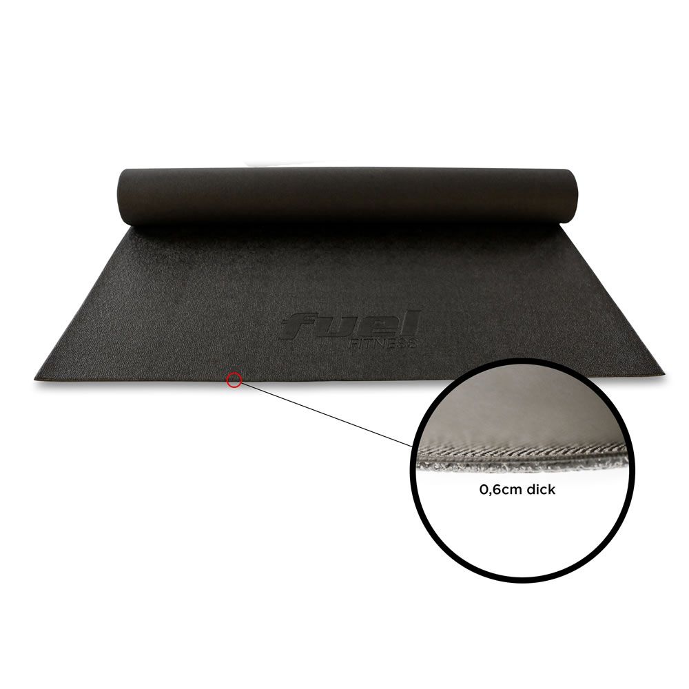 Gerollte schwarze Bodenschutzmatte. Das FUEL-Logo ist sichtbar. Die Dicke der Matte beträgt 0,6 cm. Die Matte liegt auf einer weißen Oberfläche.