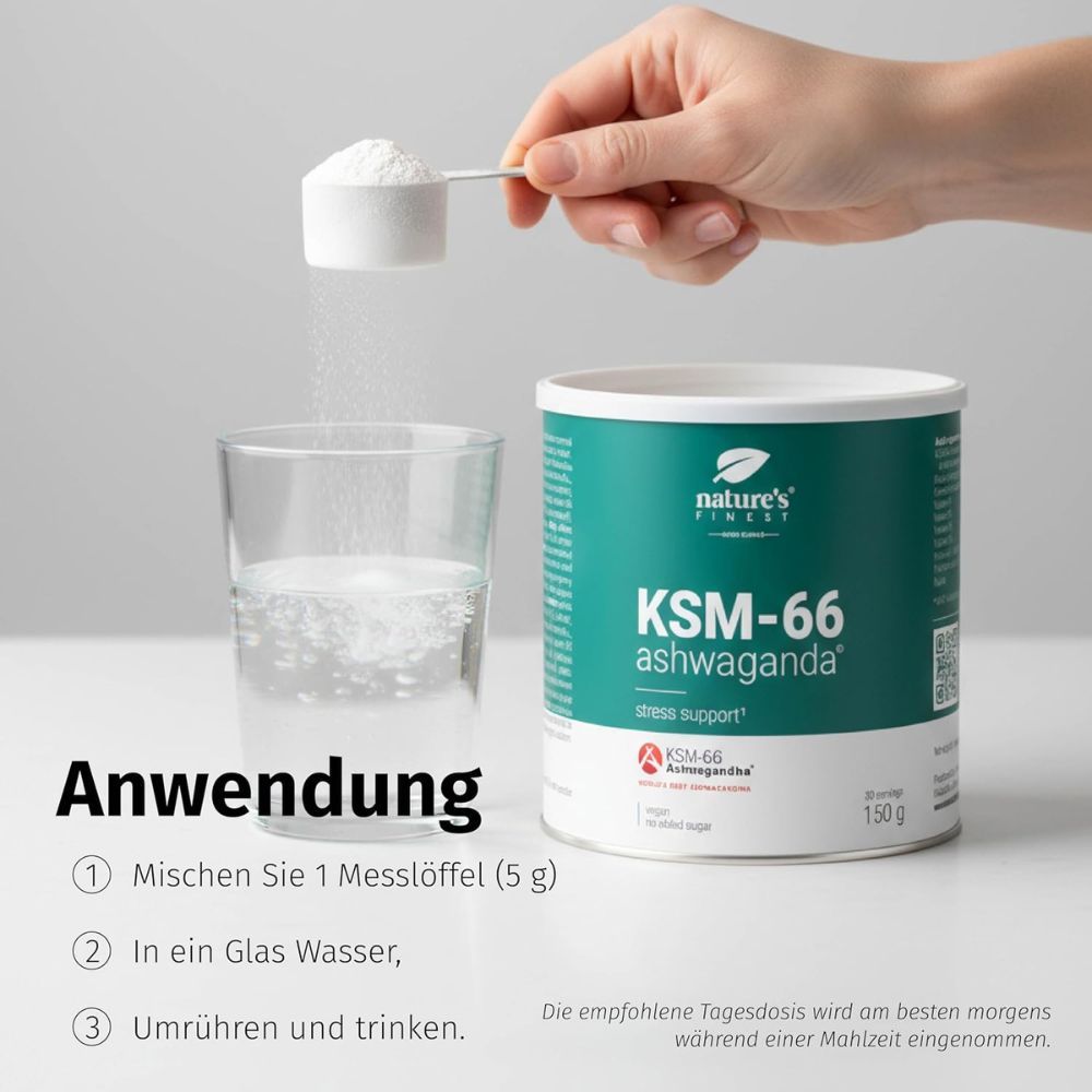 Anwendung von KSM-66 Ashwagandha Pulver: Messlöffel wird in Glas Wasser gegeben. Dose daneben.
