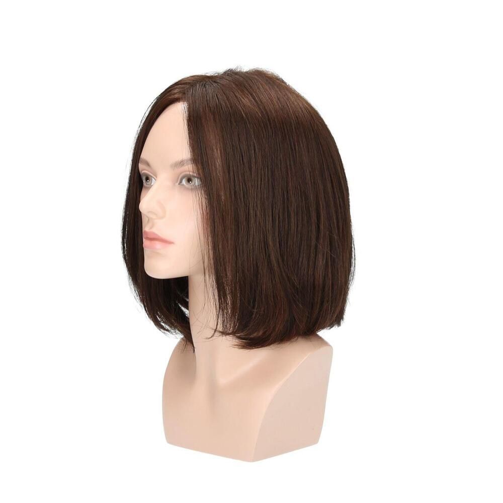 Braune Perücke auf einem Schaufensterkopf. Mittellange, glatte Haare. Seitenansicht.