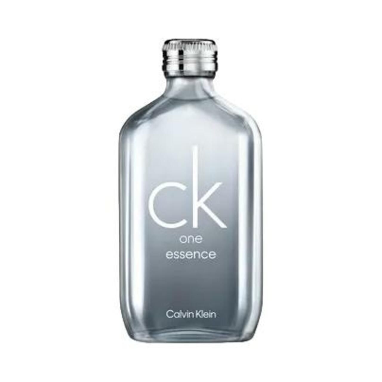 Klarer Flakon mit silbernem Verschluss. Aufschrift "ck one essence" und "Calvin Klein".