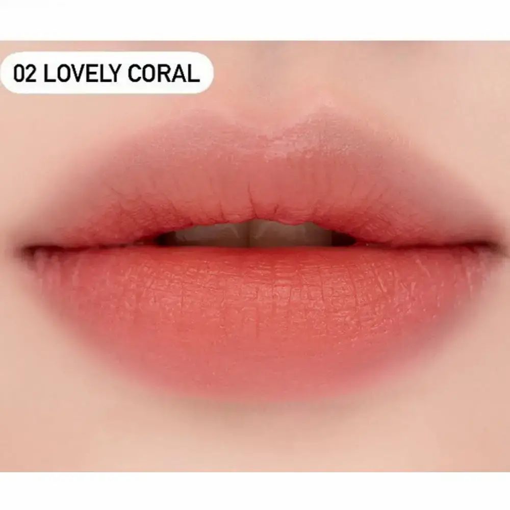 Lippen mit Lippenstift in der Farbe 02 Lovey Coral. Der Lippenstift ist aufgetragen und zeigt die Farbe.
